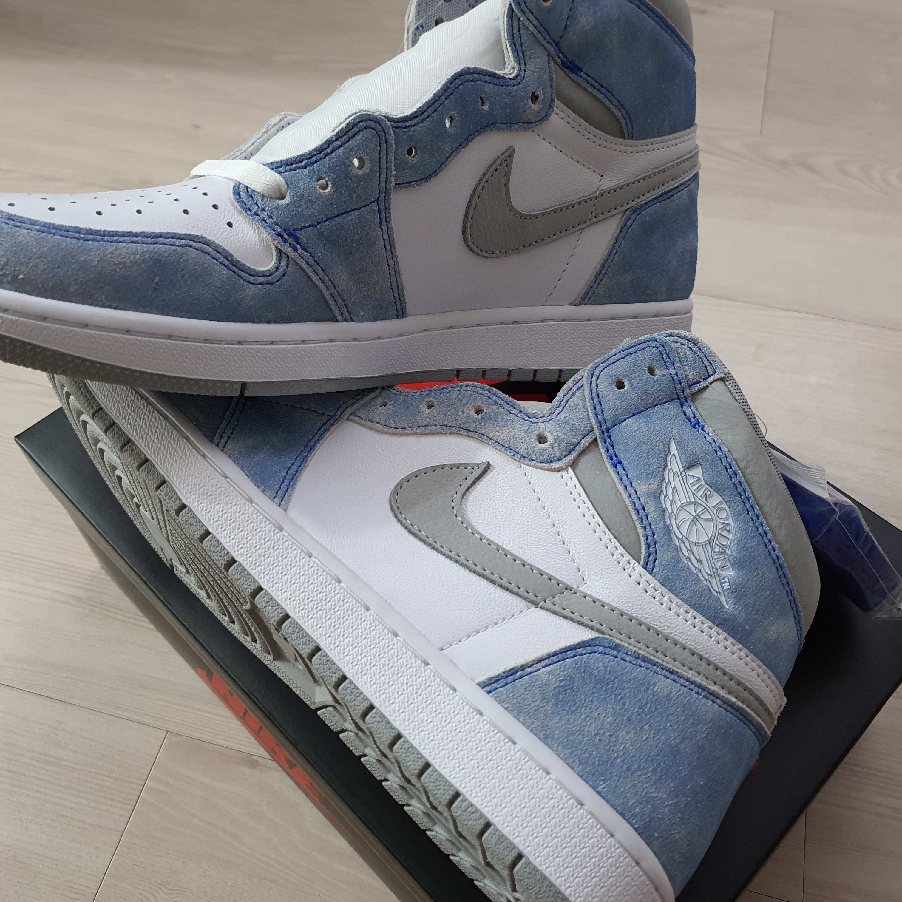 Jordan 1 Retro High OG Hyper Royal 착용 스타일 - 4