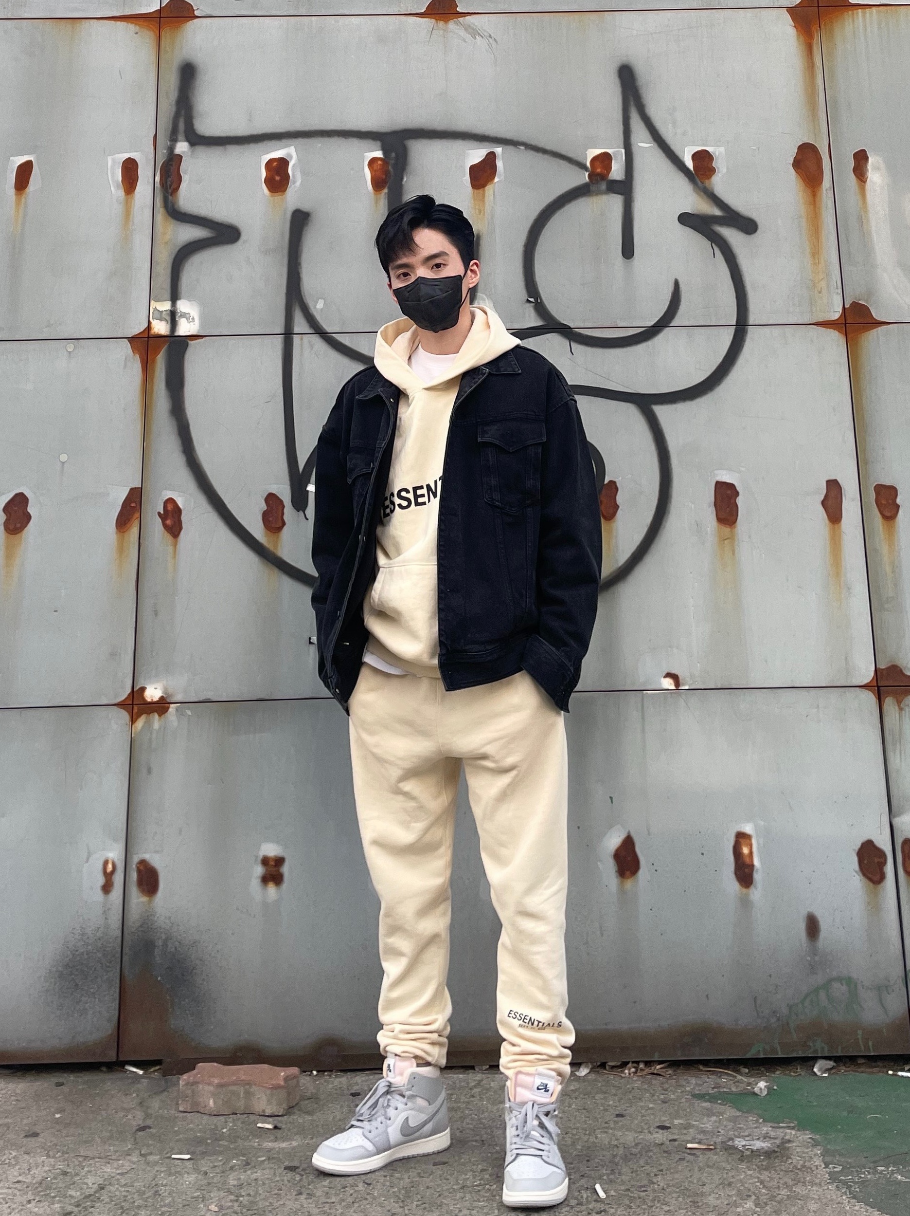 Jordan 1 Zoom Air CMFT London, Essentials 3D Silicon Applique Pullover Hoodie Buttercream 2020 착용 스타일 - 2
