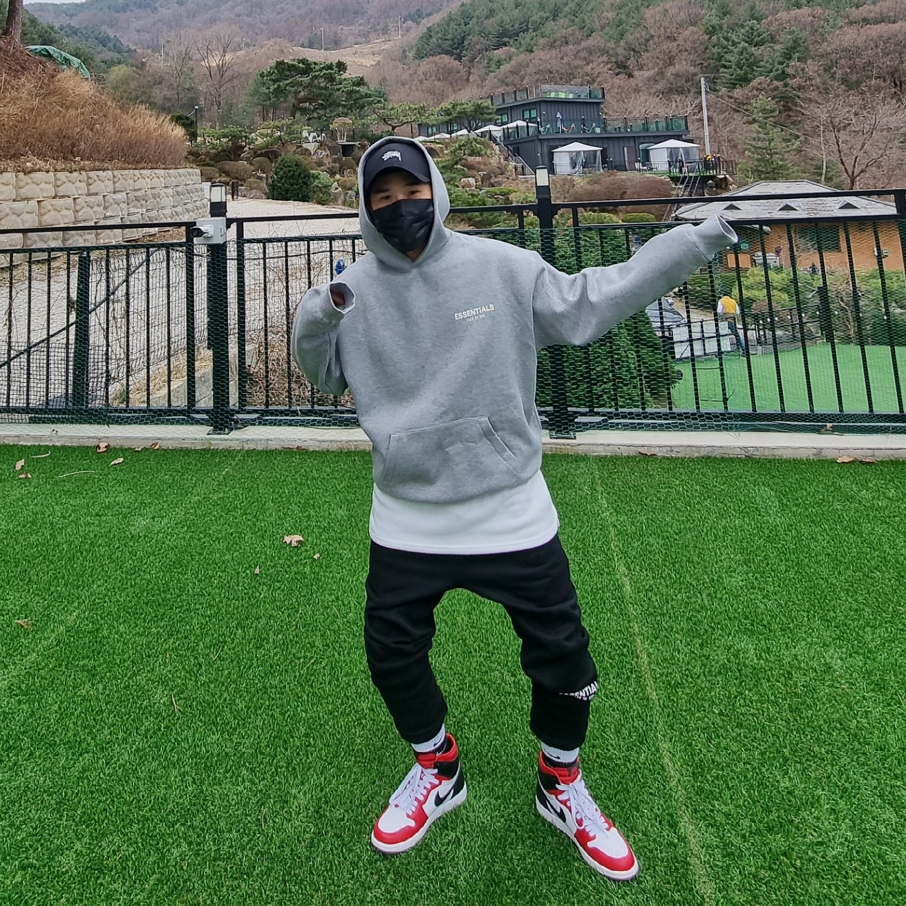 Essentials Sweatpants Dark Slate/Black 2020, (W) Jordan 1 Retro High Satin Red 착용 스타일 - 2