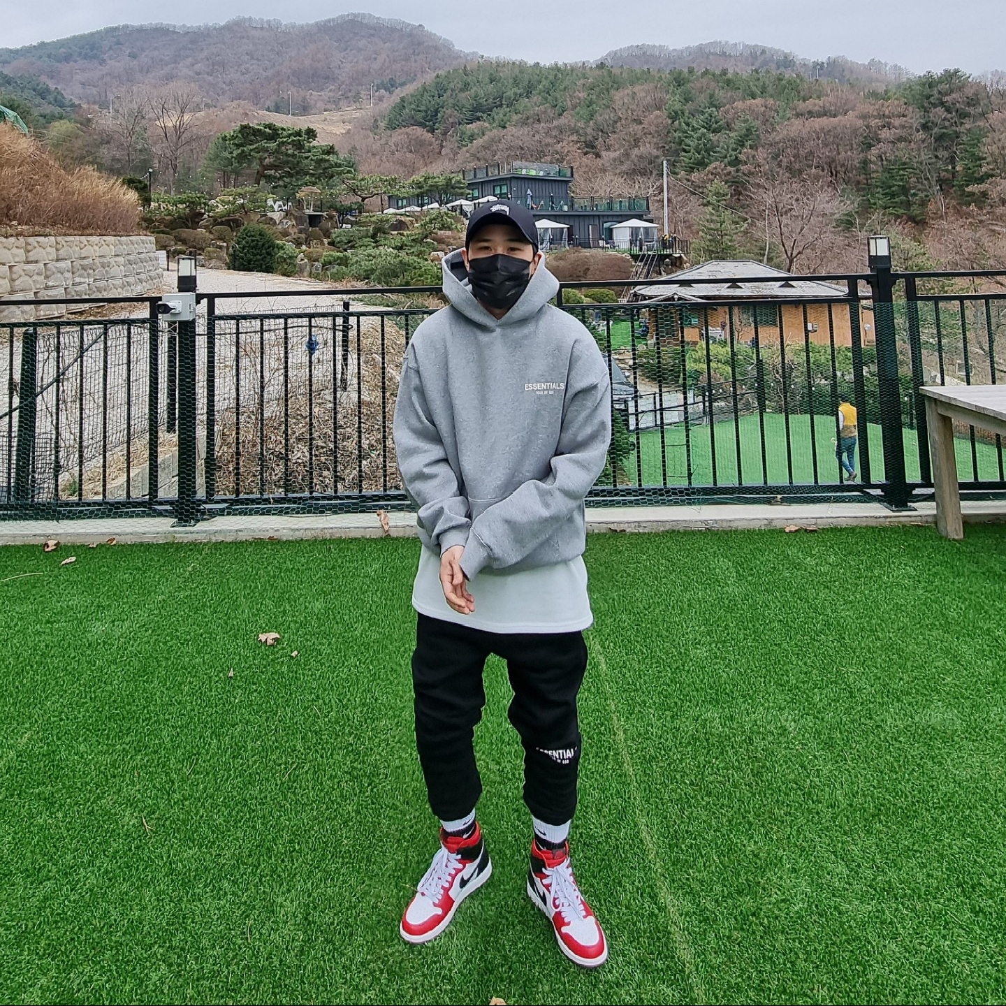 Essentials Sweatpants Dark Slate/Black 2020, (W) Jordan 1 Retro High Satin Red 착용 스타일 - 1