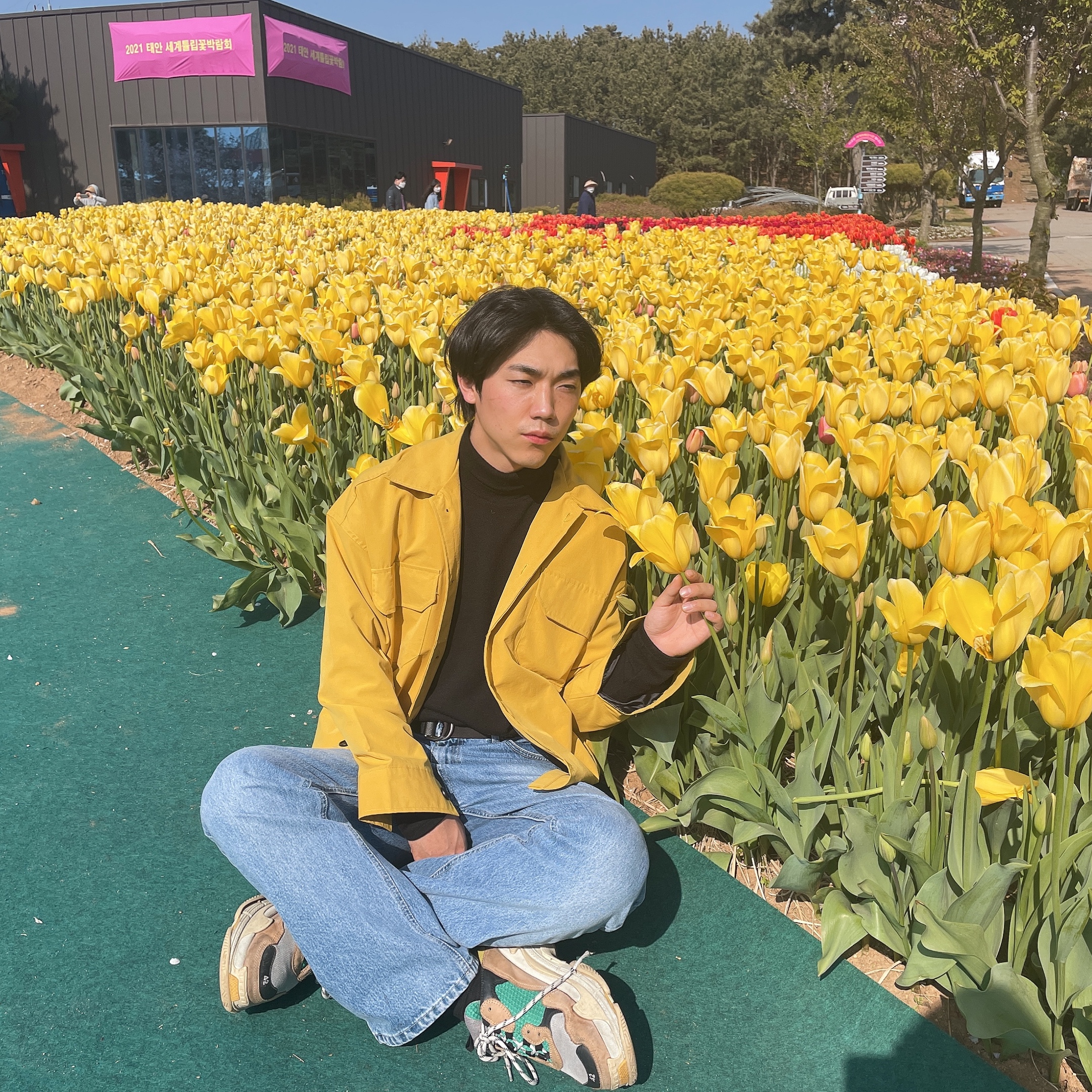 Balenciaga Triple S Yellow Green 착용 스타일
