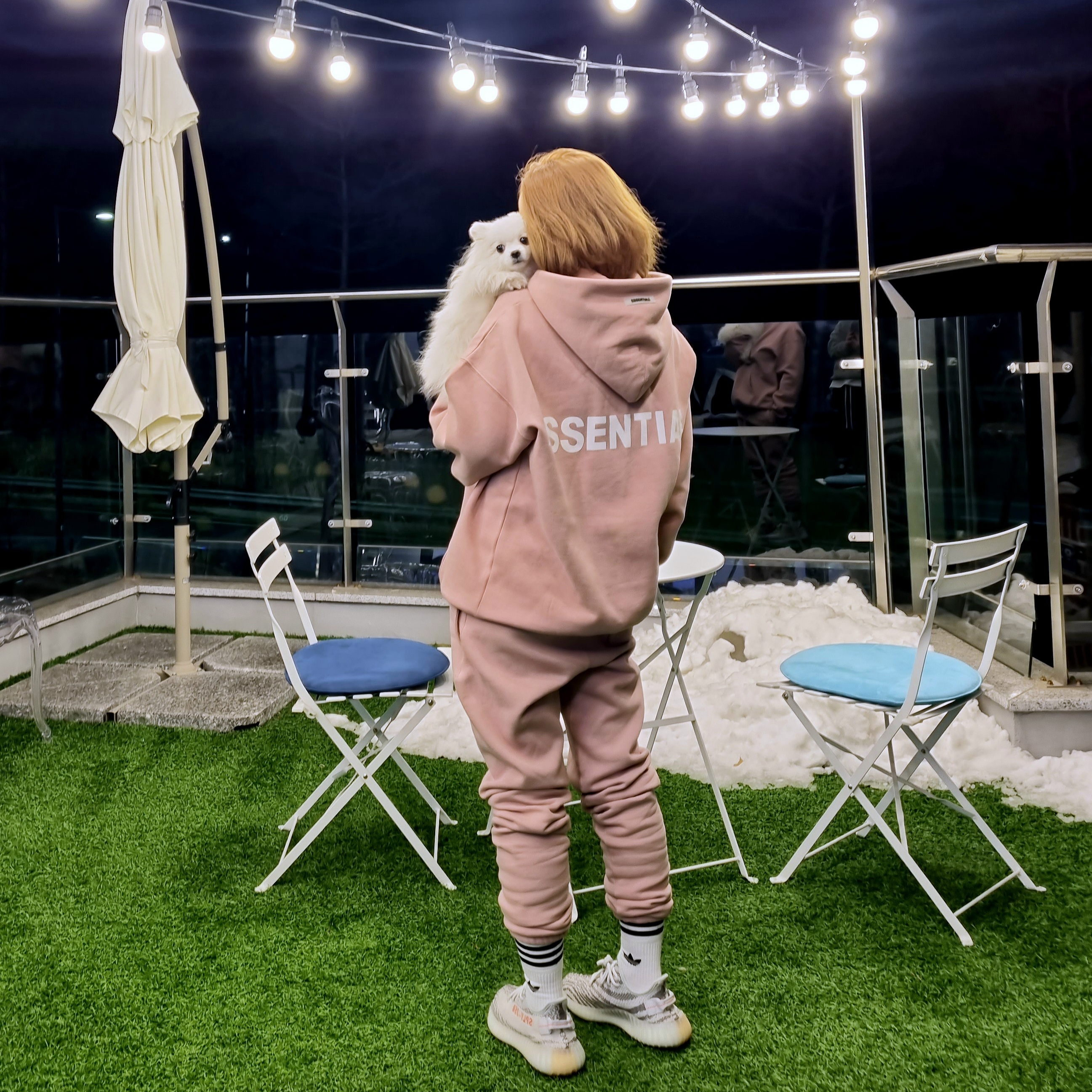 Adidas Yeezy Boost 350 V2 Blue Tint 2017, Essentials Sweatpants String Tan - 20SS 착용 스타일