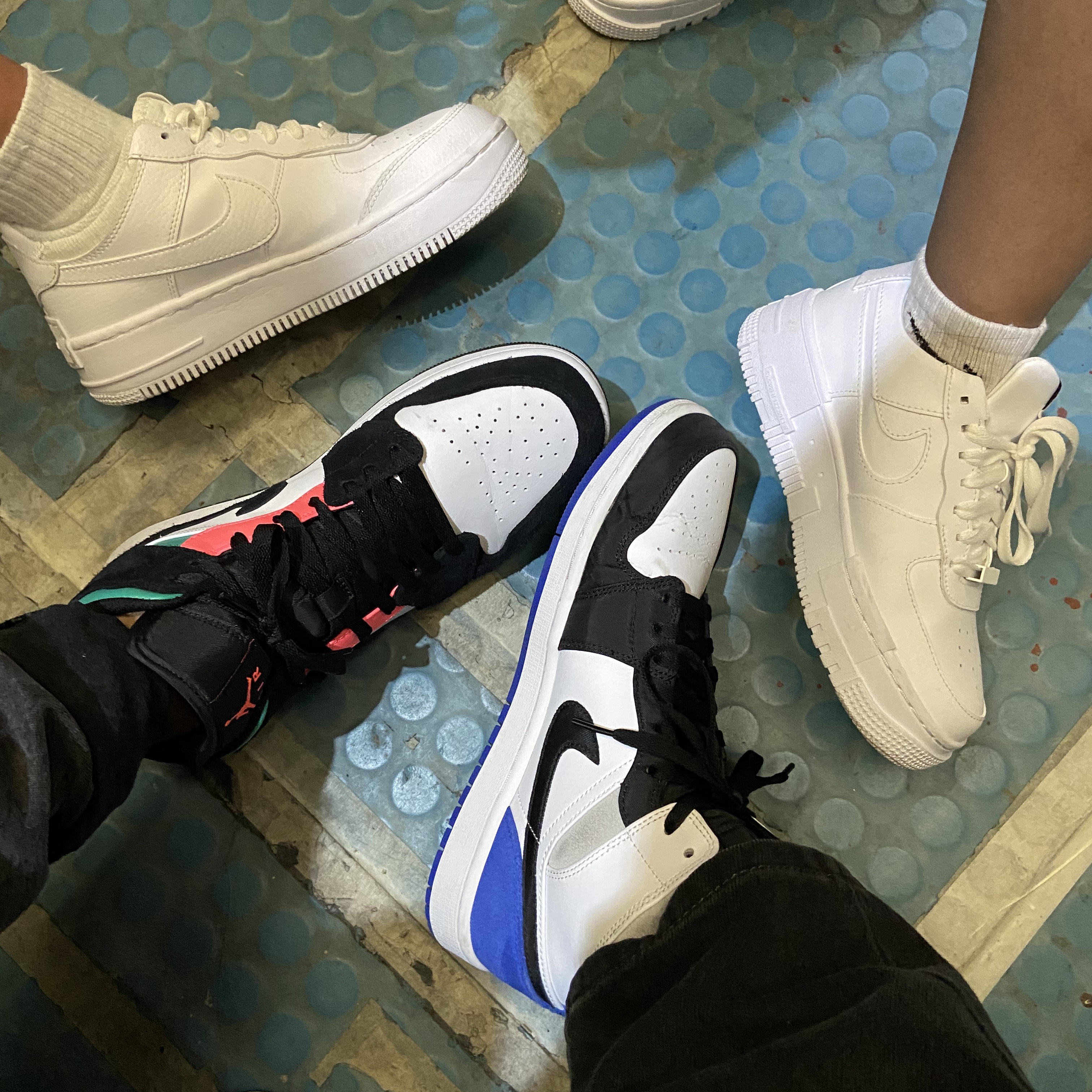 Jordan 1 Mid SE Hyper Royal, Jordan 1 Mid SE South Beach 착용 스타일