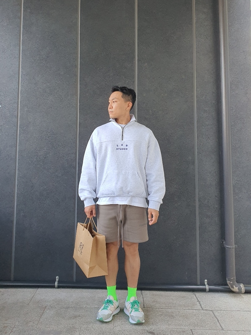 IAB Studio Half Zip Pullover Light Gray, Essentials Fleece Shorts Taupe - 20FW 착용 스타일 - 1