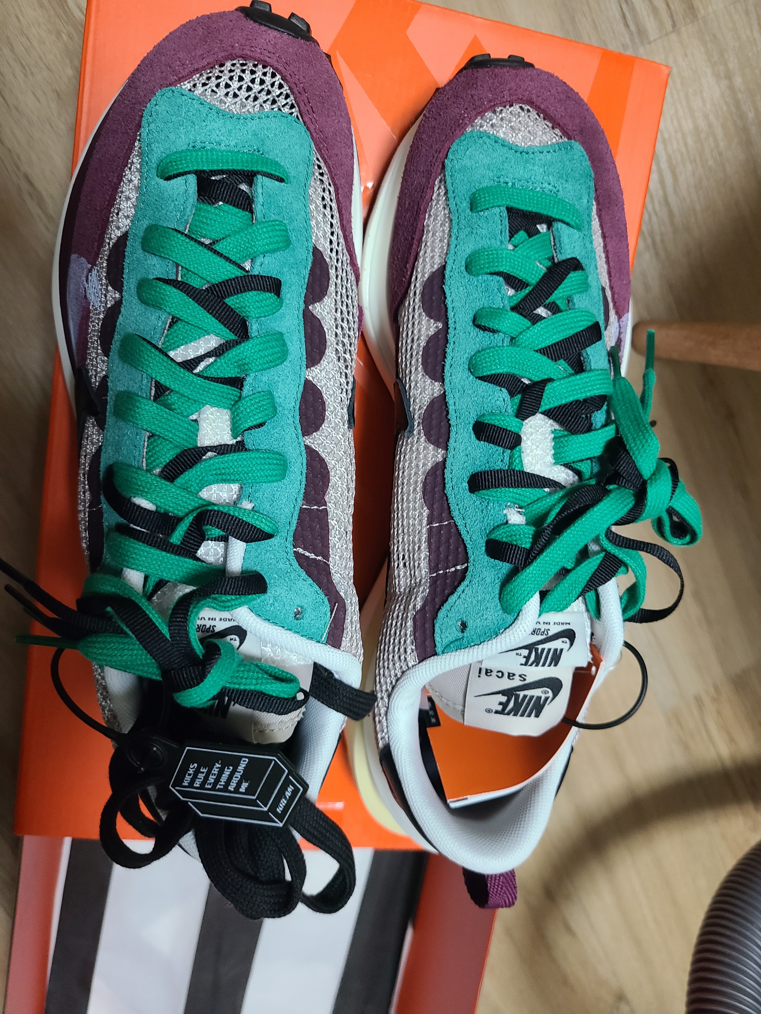 Nike x Sacai VaporWaffle String & Black Villain Red 착용 스타일