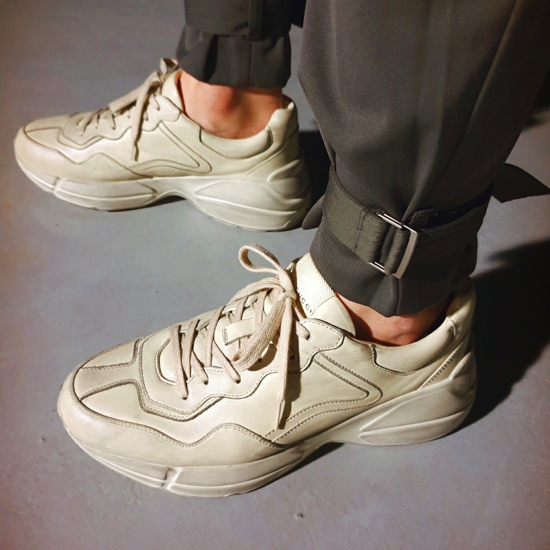 Gucci Rhyton Leather Sneakers Distressed Ivory 착용 스타일 - 5