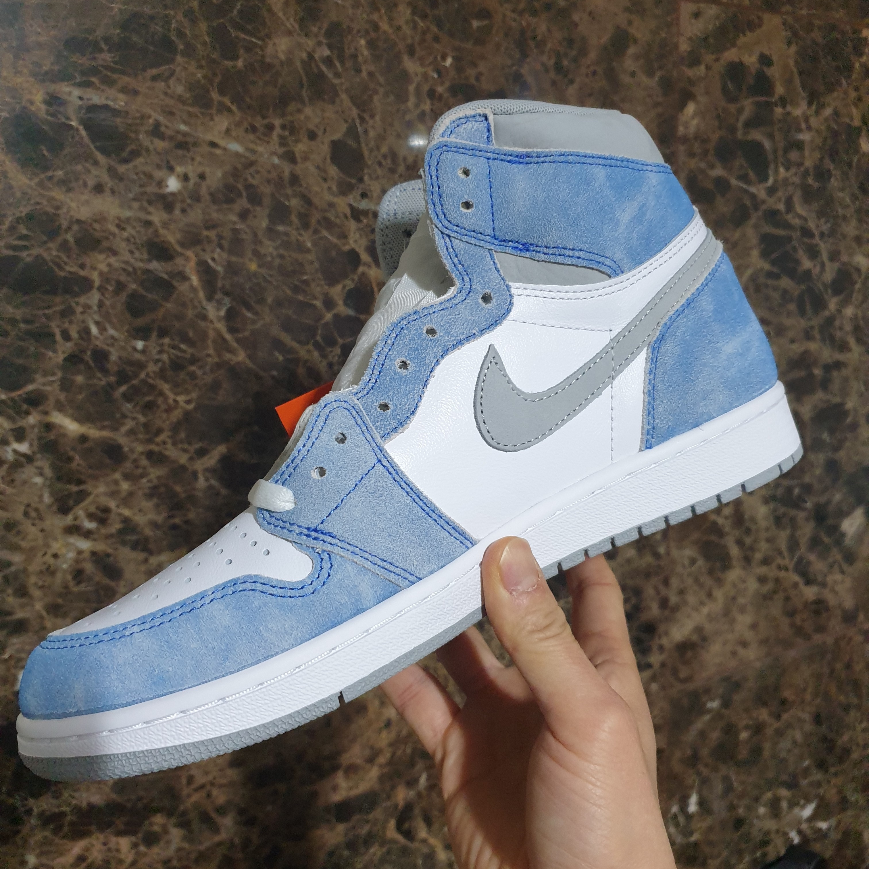 Jordan 1 Retro High OG Hyper Royal 착용 스타일 - 2
