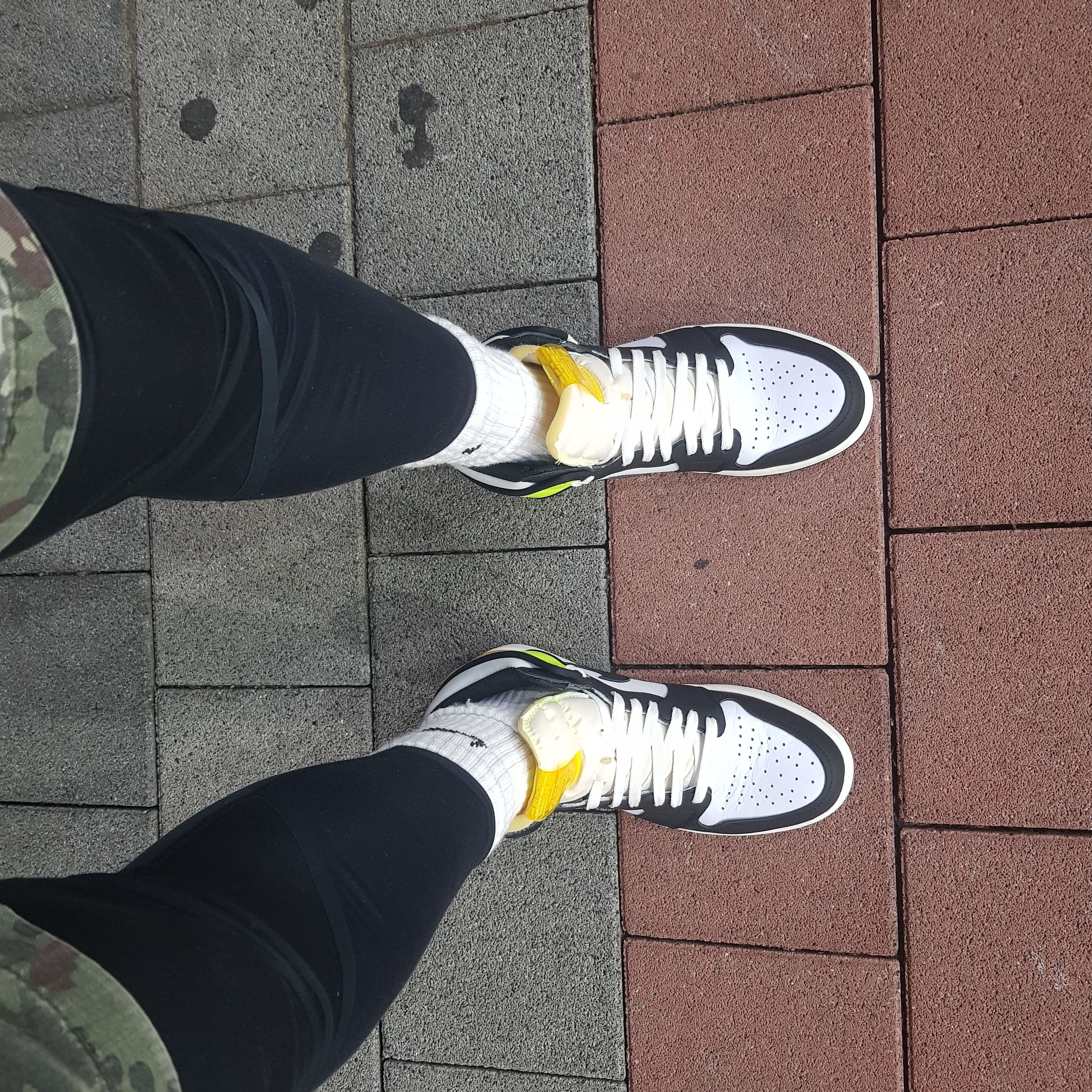Jordan 1 Retro High OG Volt Gold 착용 스타일 - 1