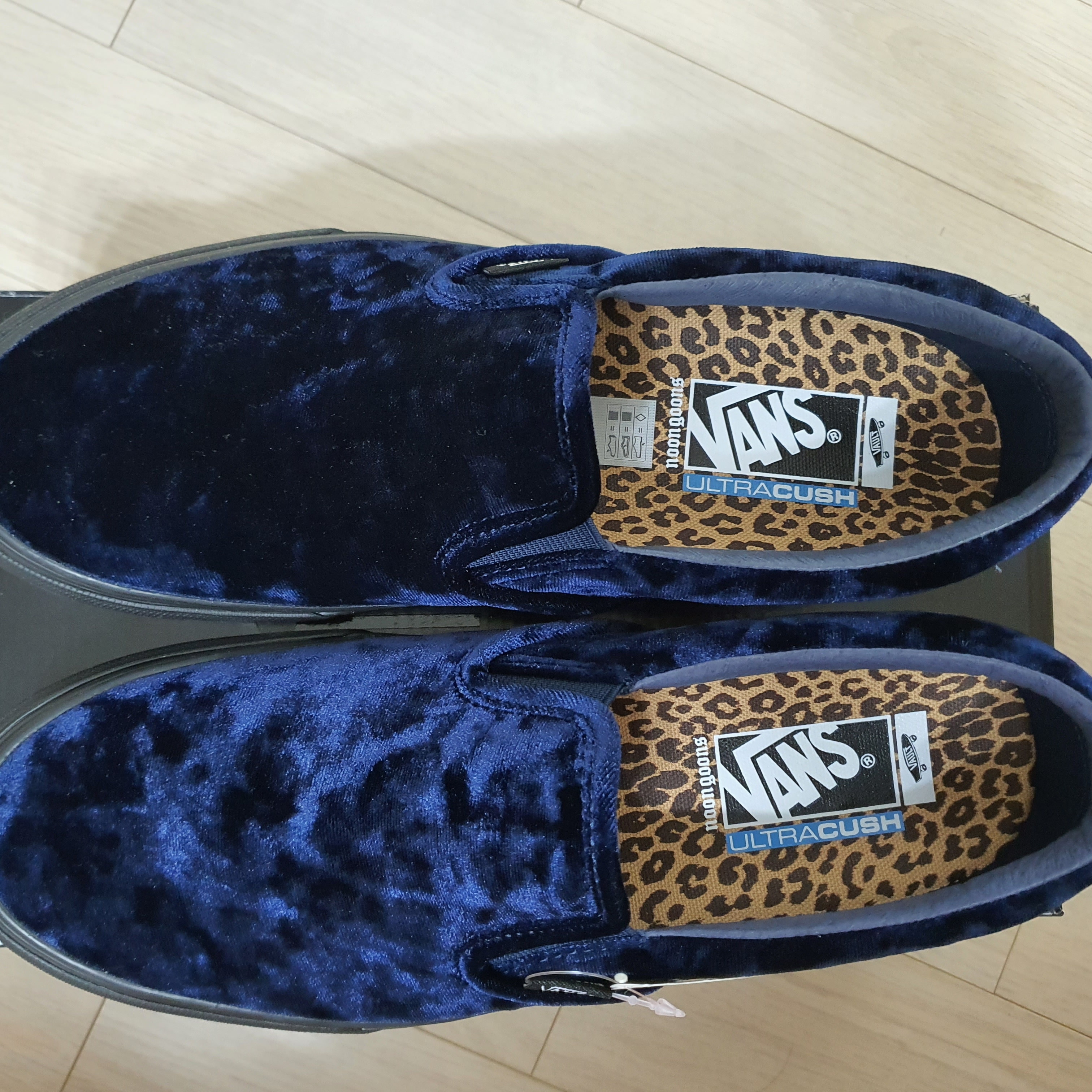 Vans Vault x Noon Goons Classic Slip-On LX Blue Velvet 착용 스타일 - 1