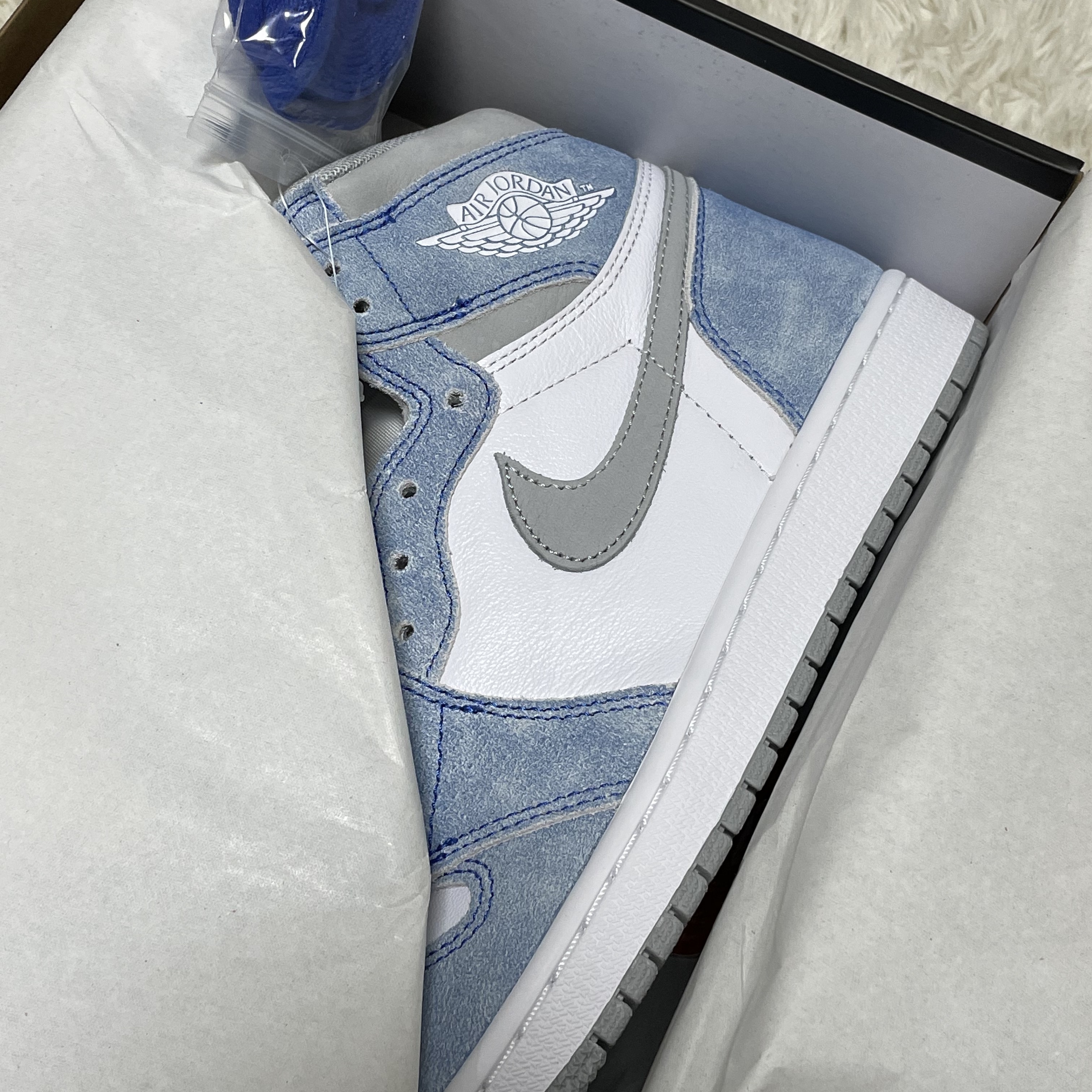 Jordan 1 Retro High OG Hyper Royal 착용 스타일 - 1