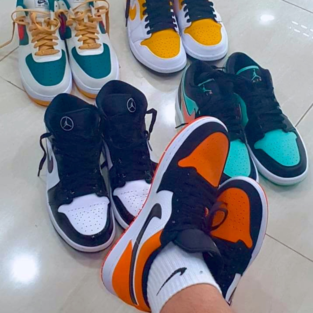 Jordan 1 Mid SE ASW Black, Jordan 1 Mid White University Gold 착용 스타일
