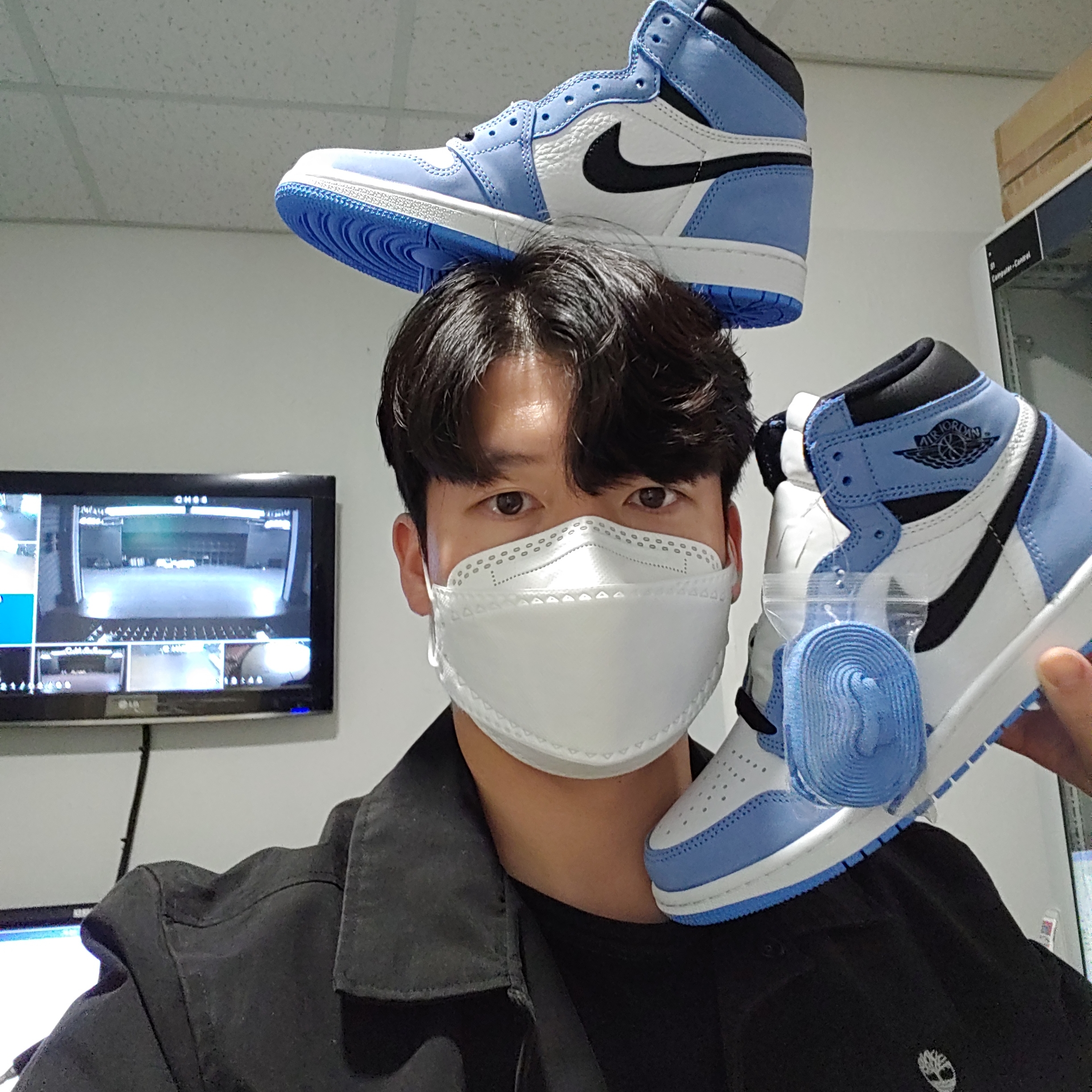 Jordan 1 Retro High OG University Blue 착용 스타일 - 1