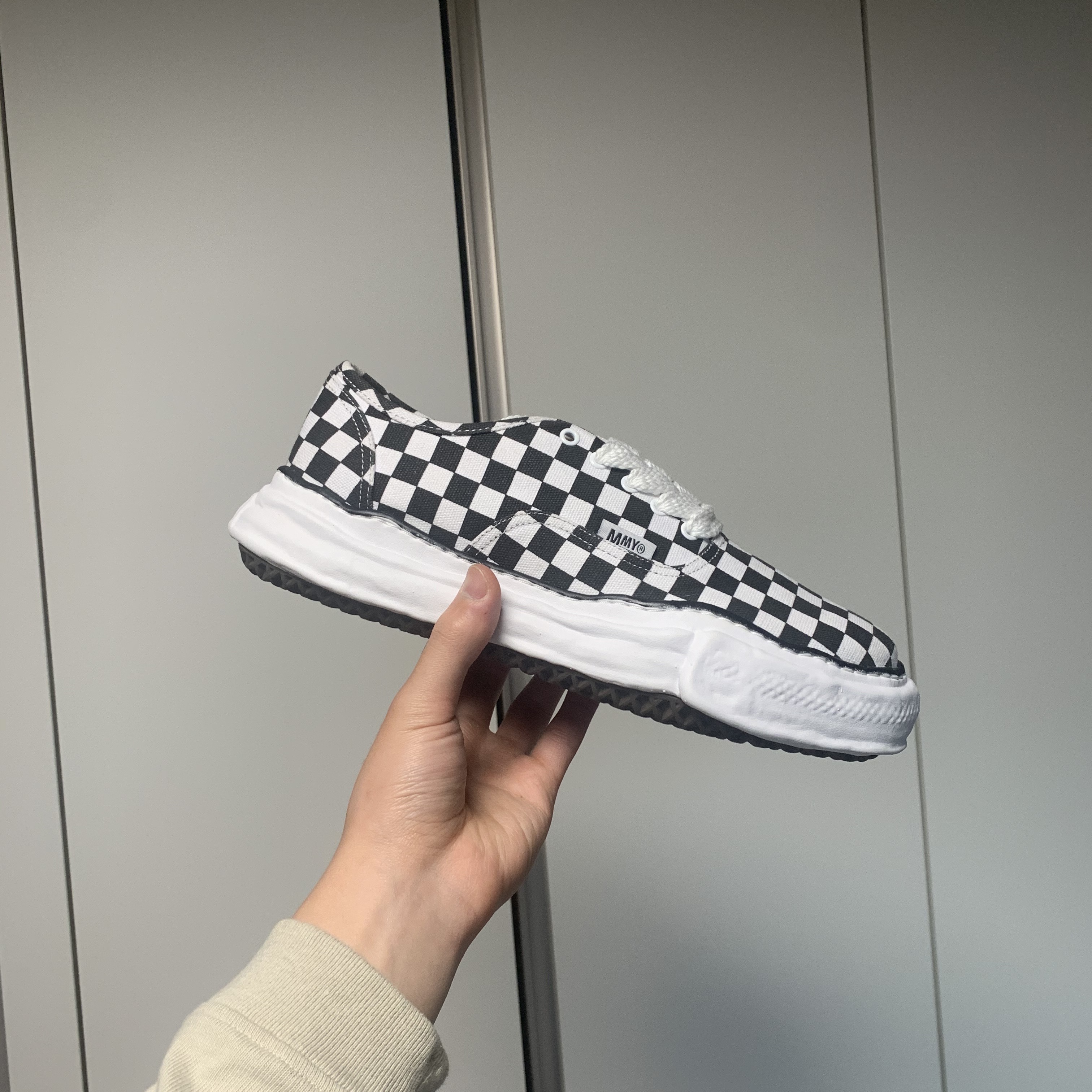Maison Mihara Yasuhiro Baker OG Sole Canvas Low Cut Sneakers Black White 착용 스타일