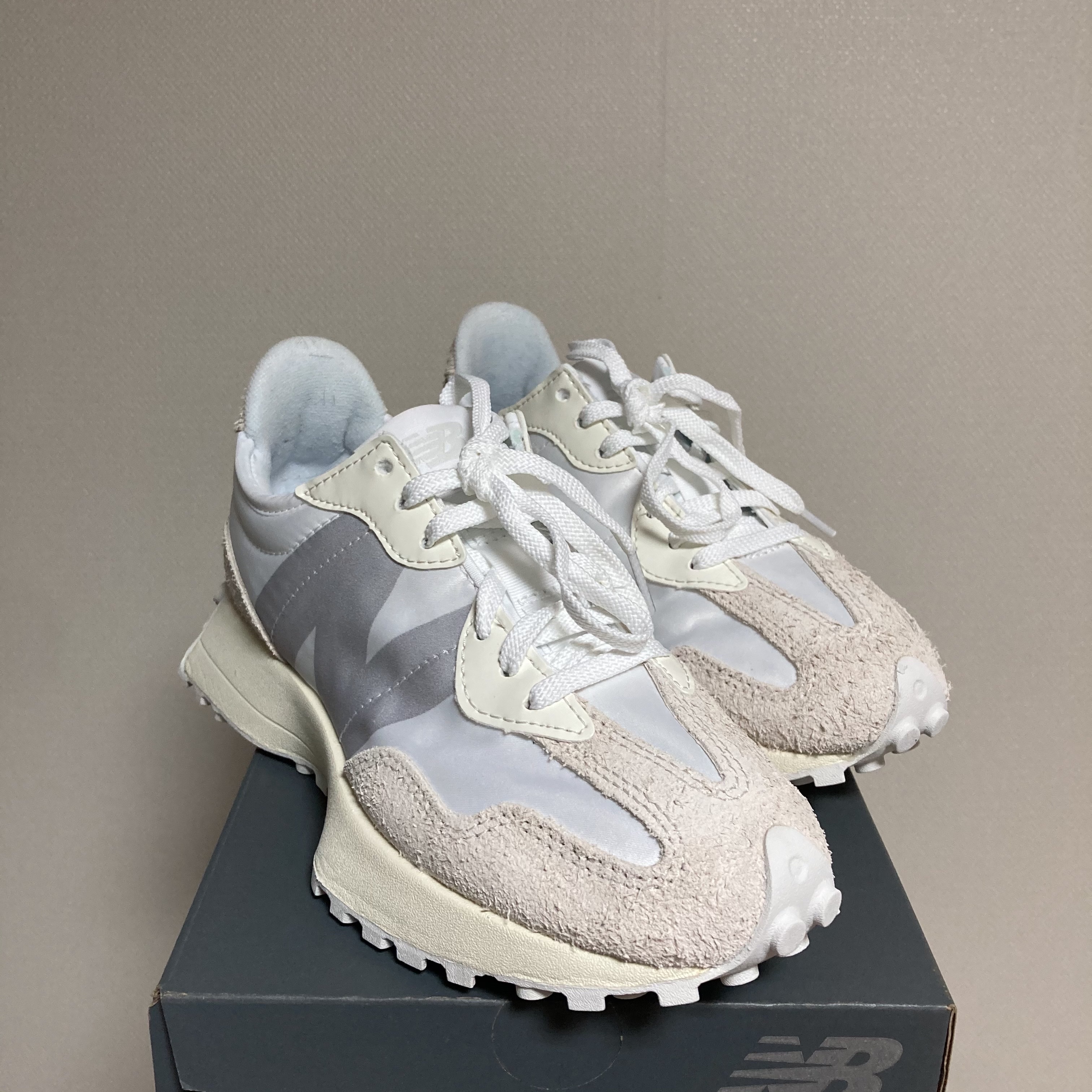 (W) New Balance 327 White Moonbeam 착용 스타일