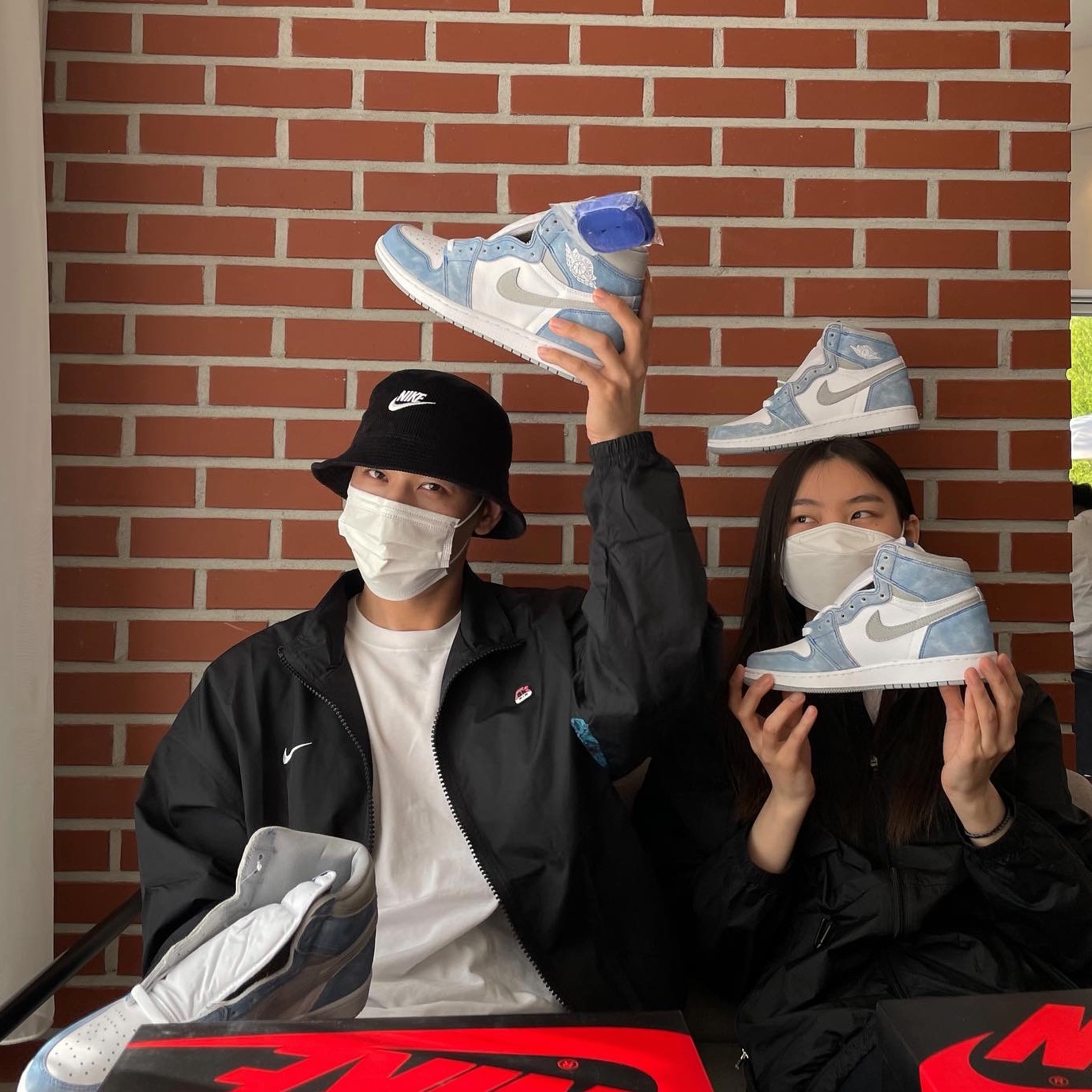 Nike x Skepta M NRG Track Jacket Black, Jordan 1 Retro High OG Hyper Royal 착용 스타일