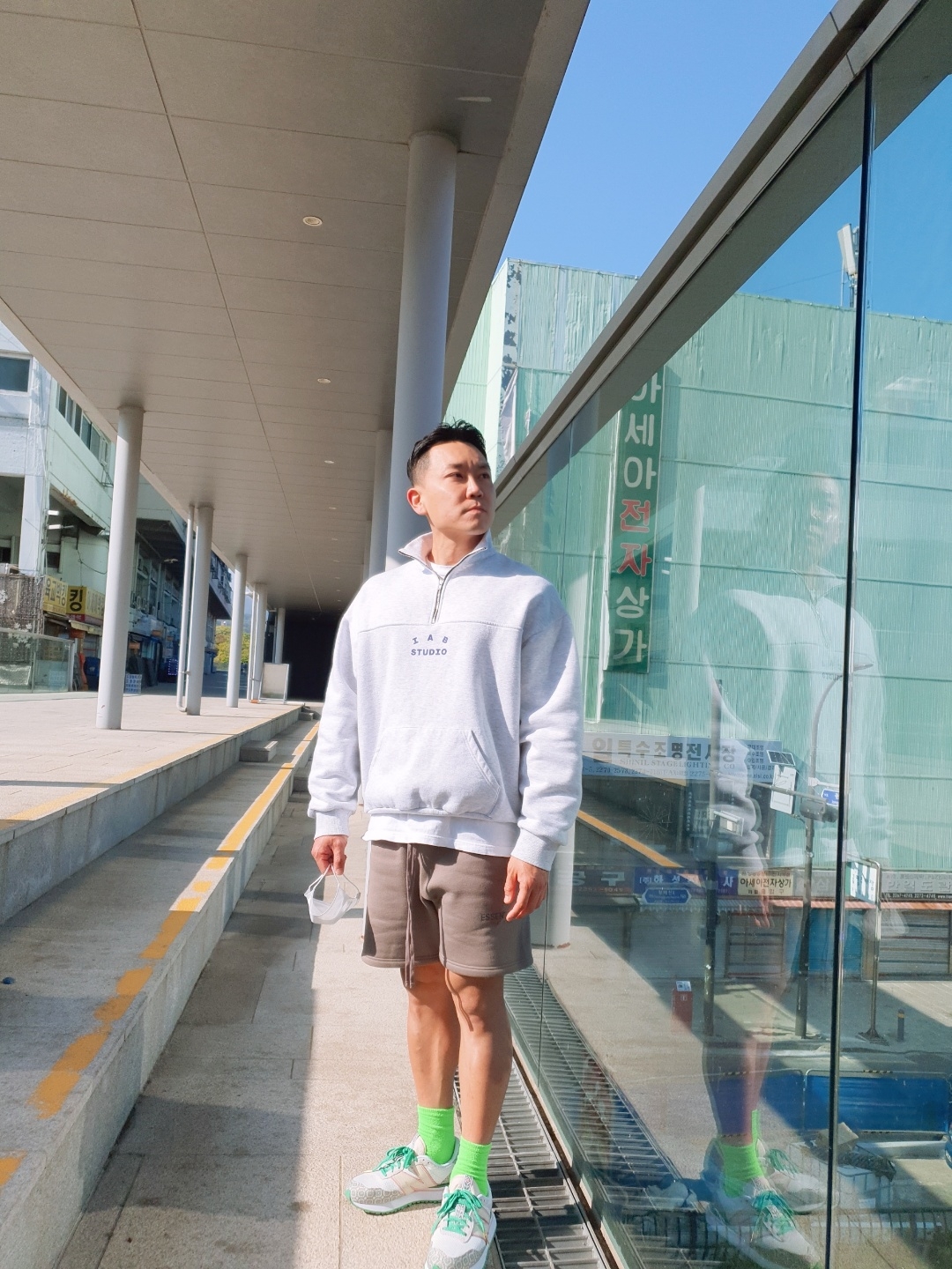 IAB Studio Half Zip Pullover Light Gray, Essentials Fleece Shorts Taupe - 20FW 착용 스타일 - 3