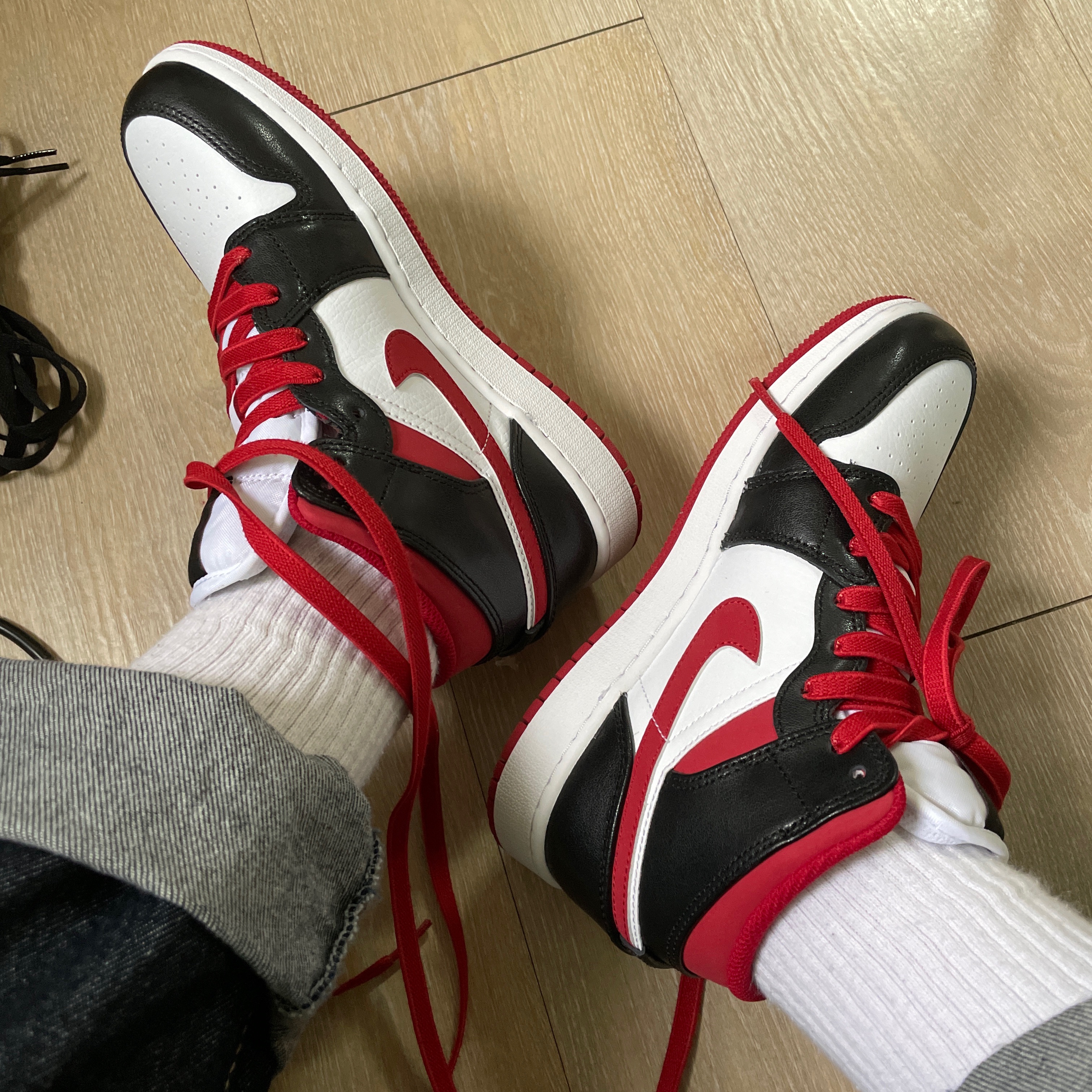 (GS) Jordan 1 Mid Gym Red Black White 착용 스타일
