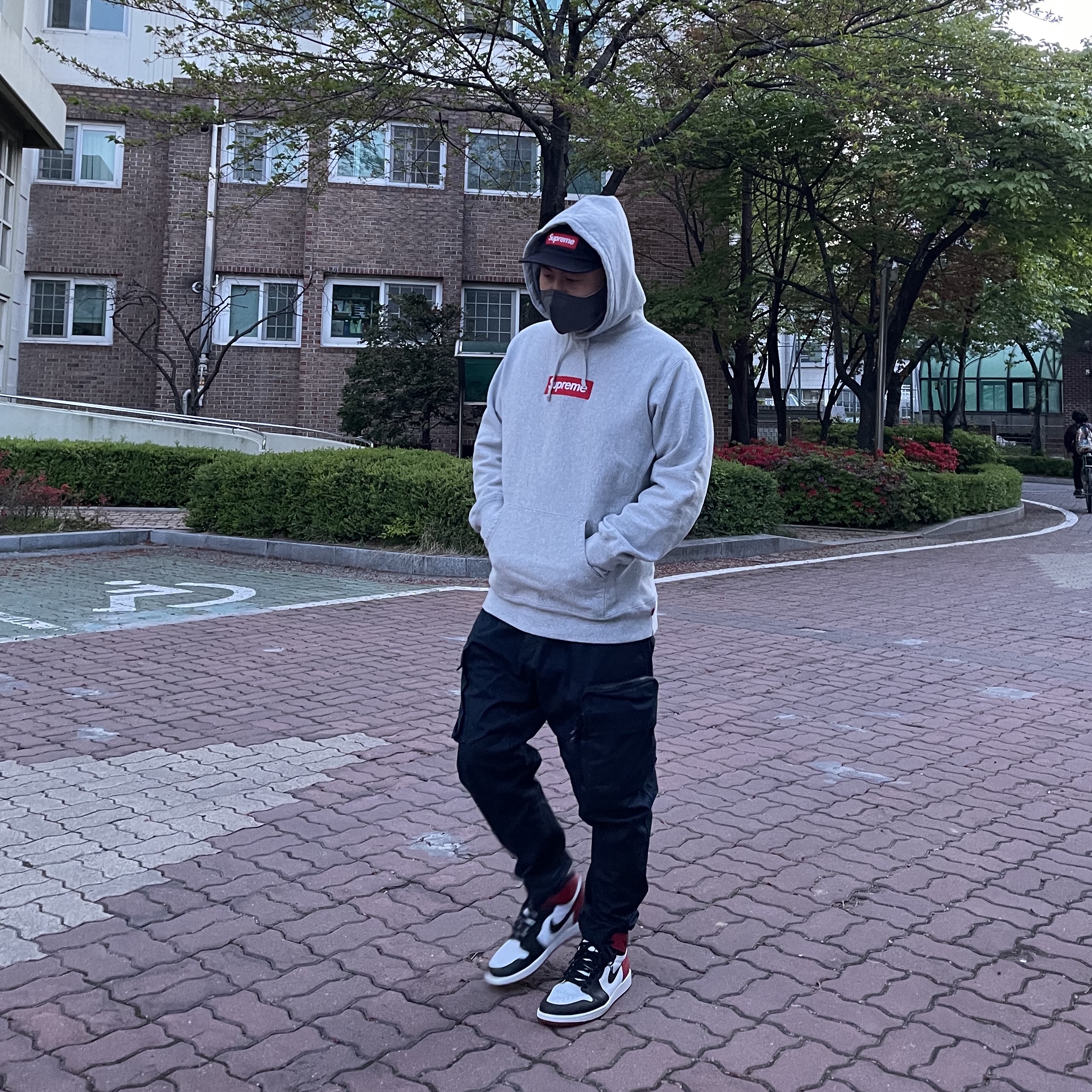 Jordan 1 Retro High OG Black Toe 2016, Supreme Cross Box Logo Hooded Sweatshirt Heather Grey - 20FW 착용 스타일 - 1