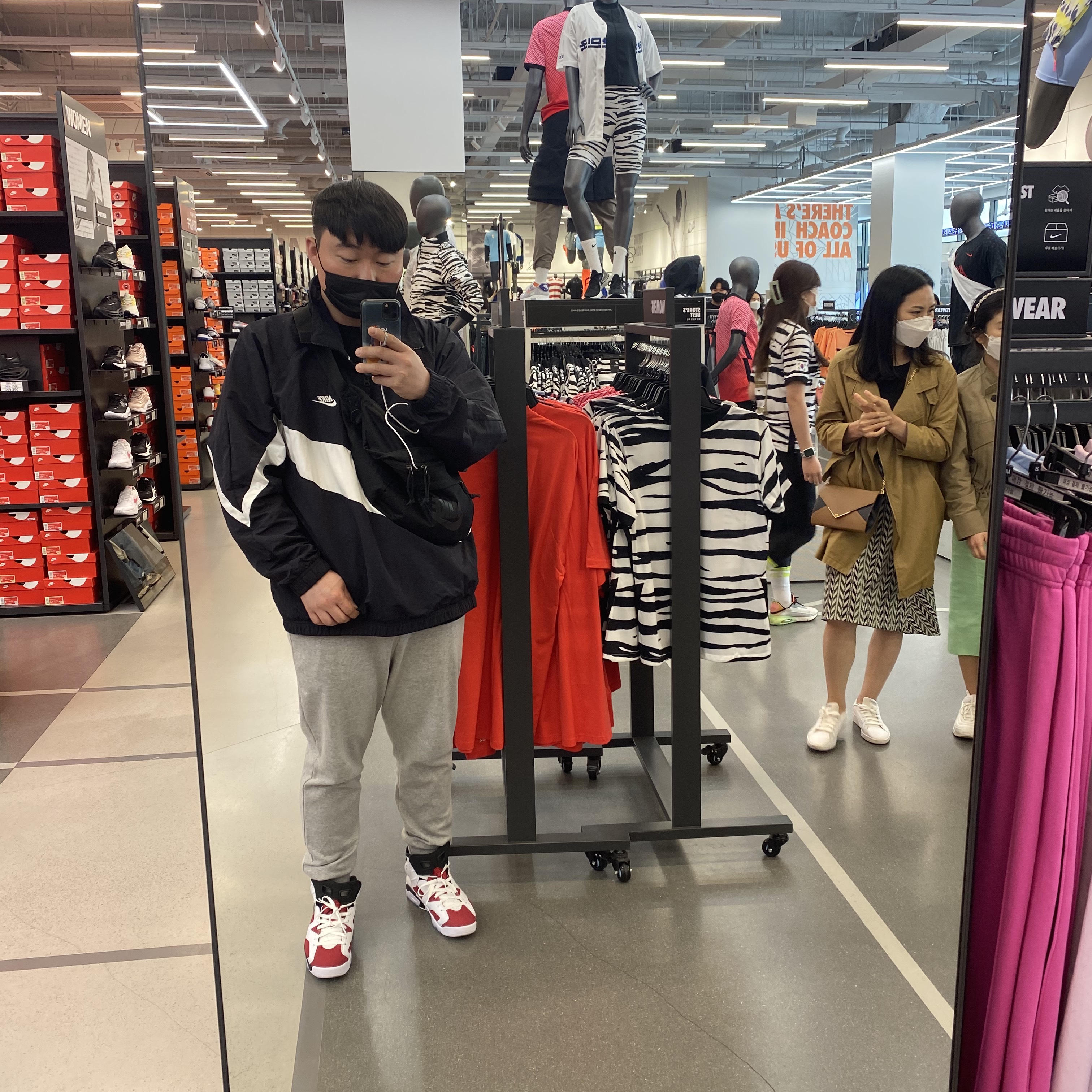 Jordan 6 Retro Carmine 2021 착용 스타일 - 3