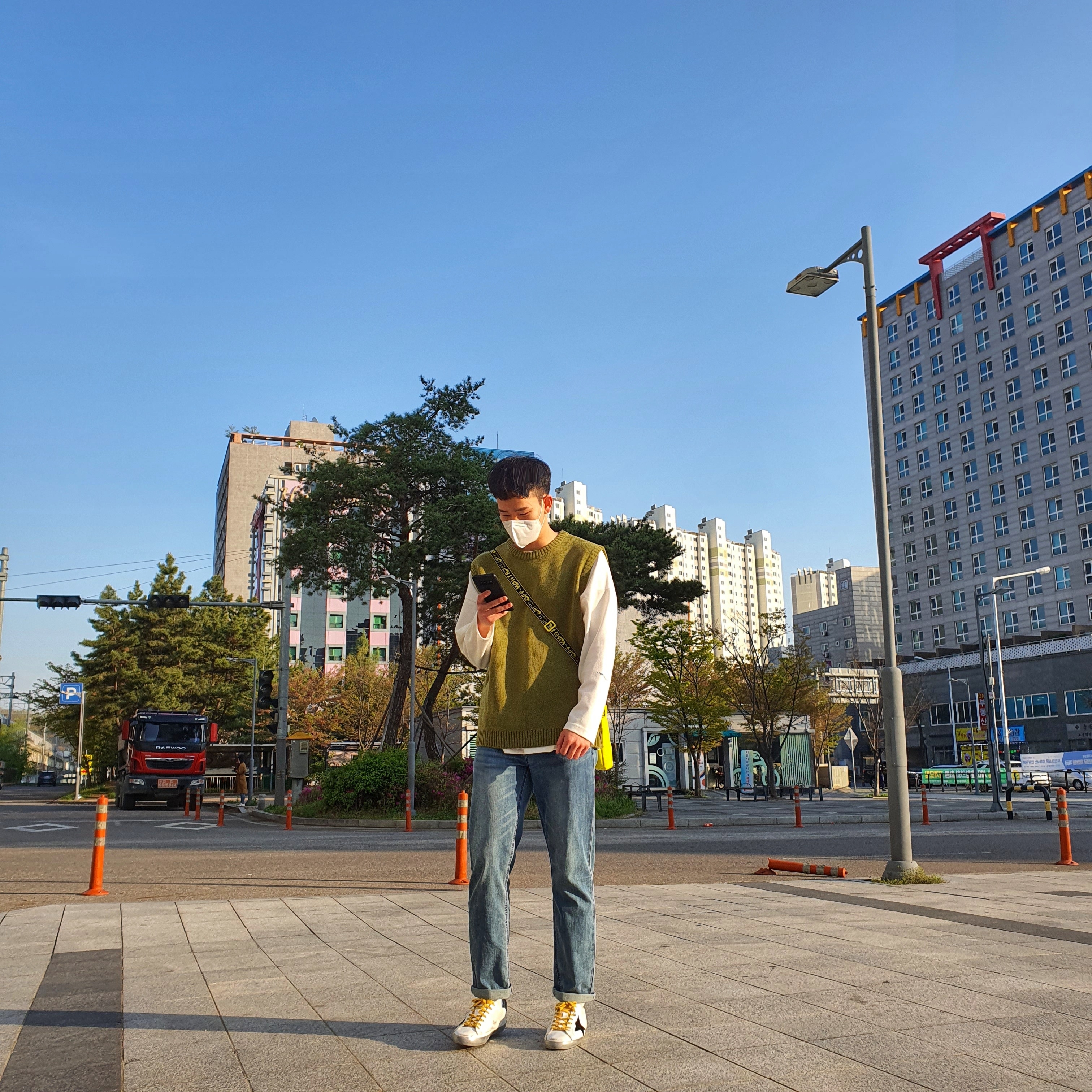 (W) Nike x Off-White Utility Vest Opti Yellow 착용 스타일