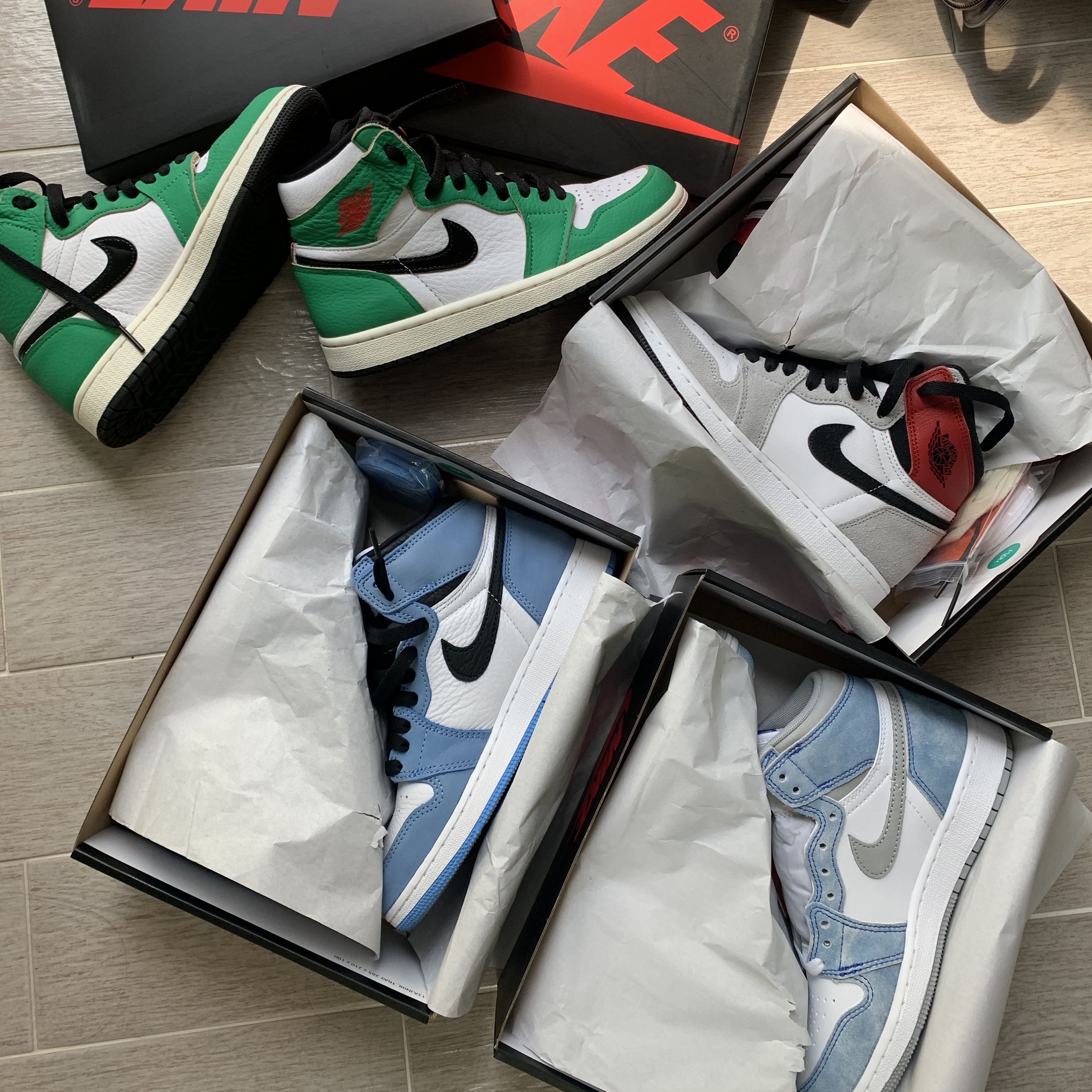 (W) Jordan 1 Retro High OG Lucky Green, (GS) Jordan 1 Retro High OG University Blue 착용 스타일 - 1