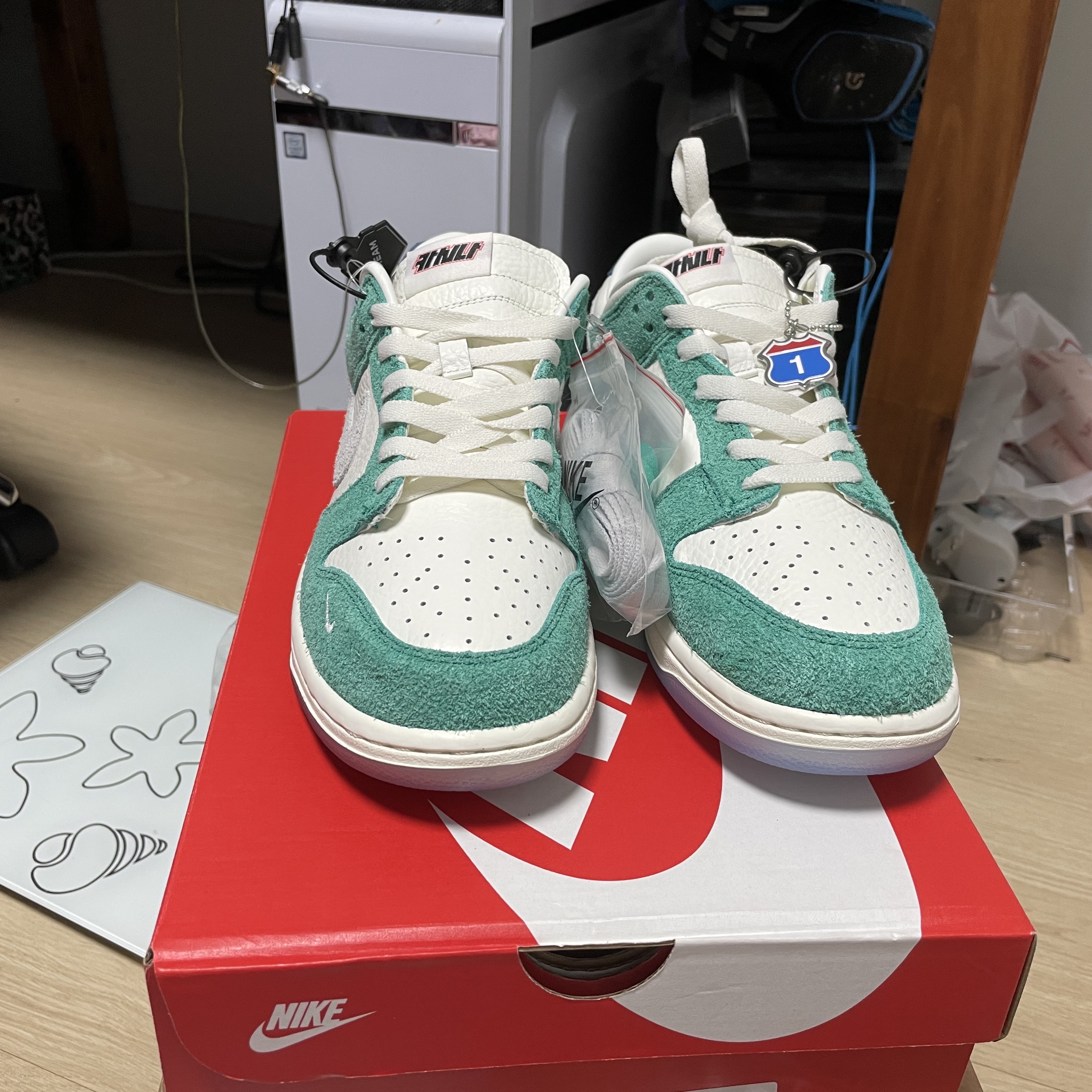 Nike x Kasina Dunk Low Road Sign - Kasina Exclusive 착용 스타일 - 1