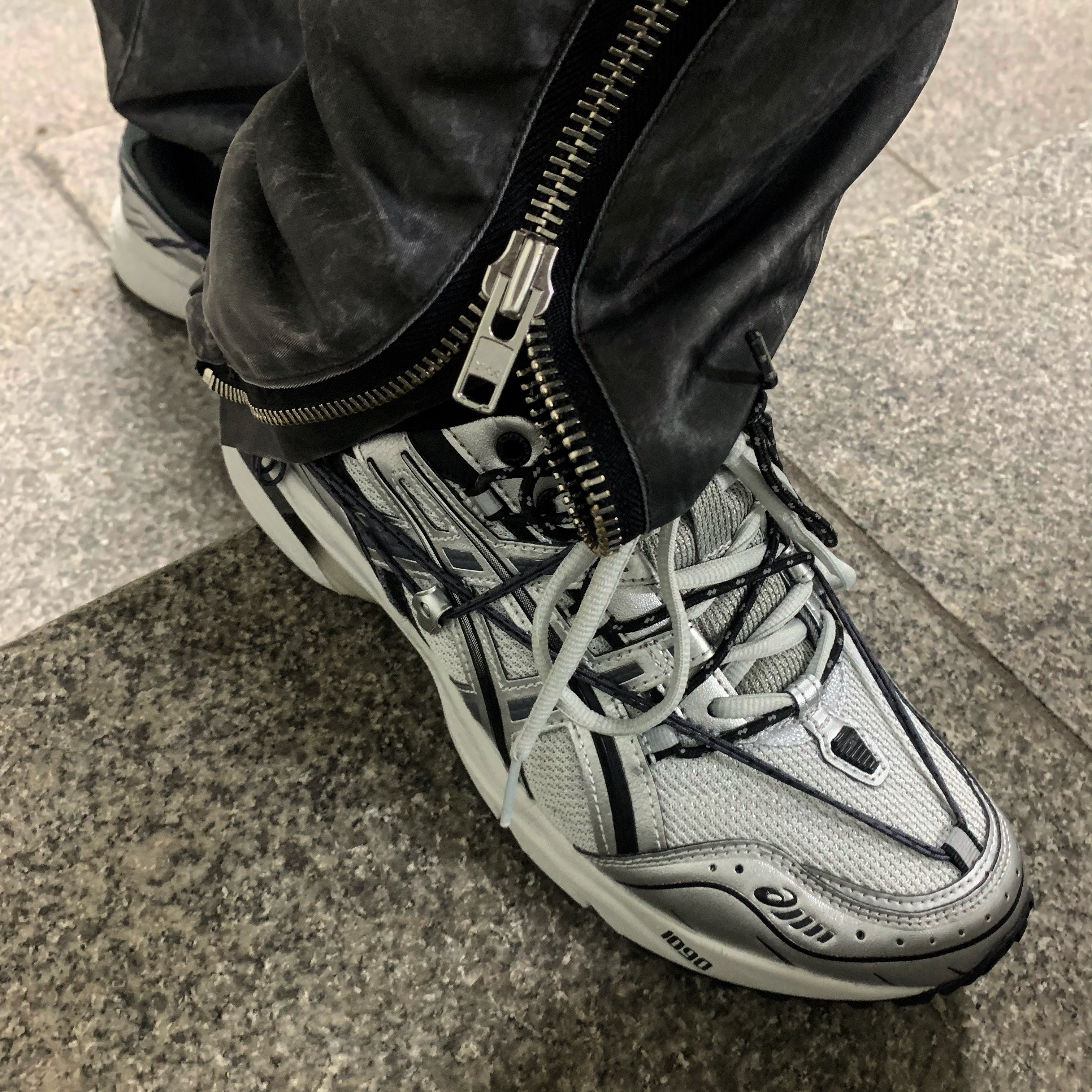 Asics x Andersson Bell Gel-1090 Glacier Grey Silver 착용 스타일