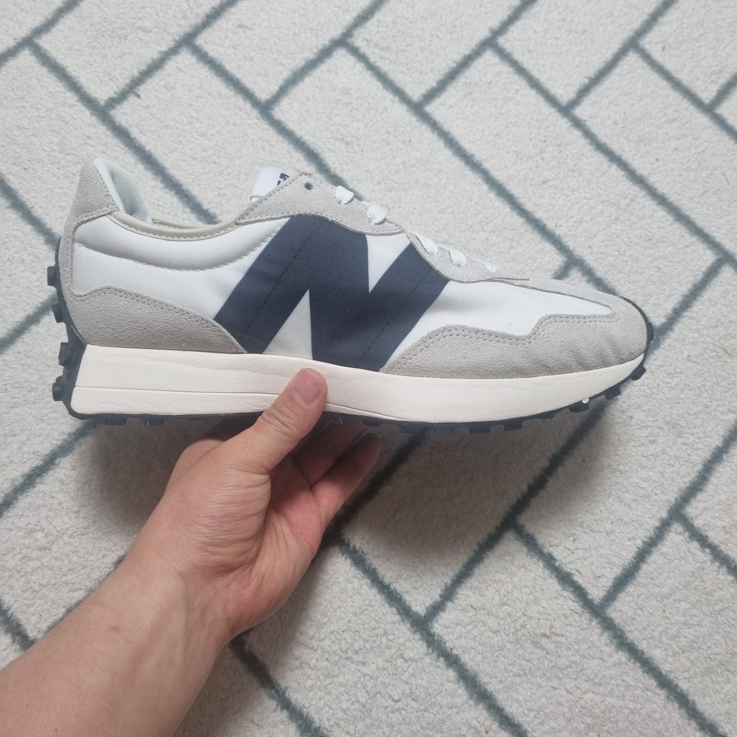 New Balance 327 White Black 착용 스타일 - 2