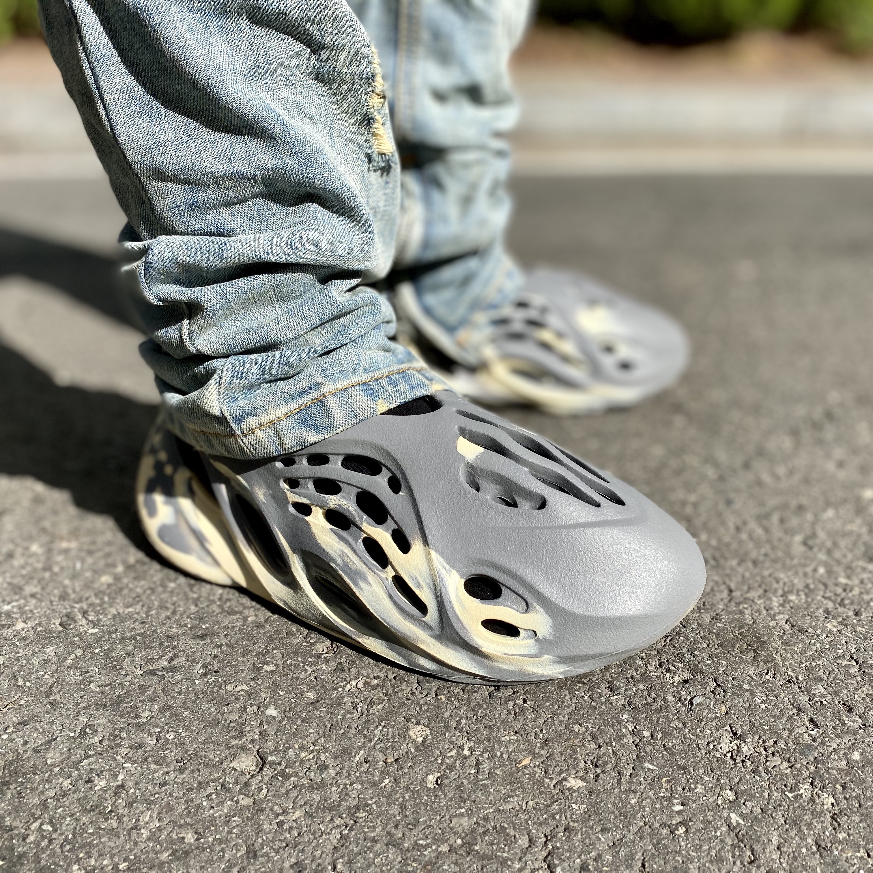 Adidas Yeezy Foam RNNR MXT Moon Gray 착용 스타일