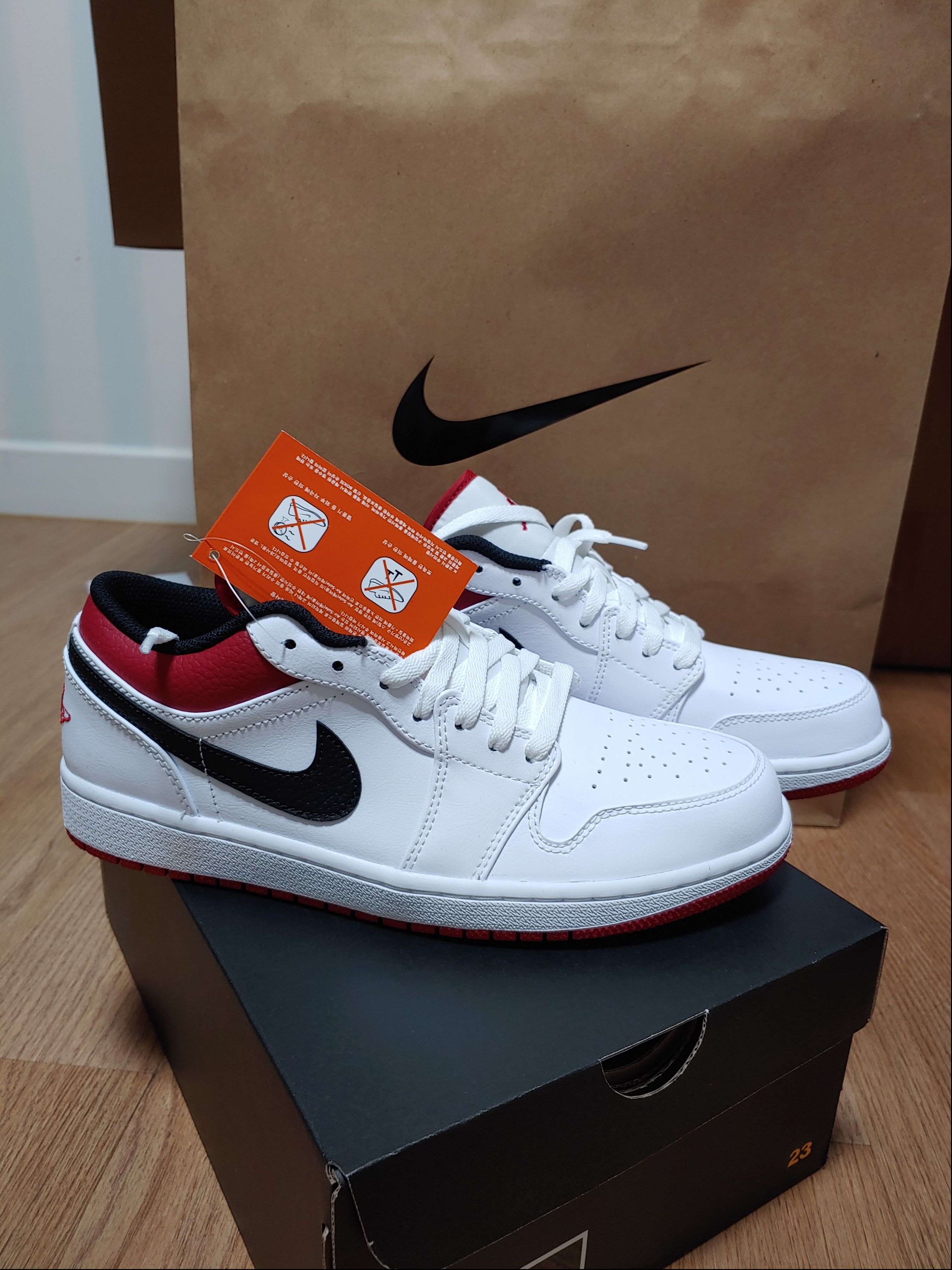 Jordan 1 Low White Red Black 착용 스타일 - 3