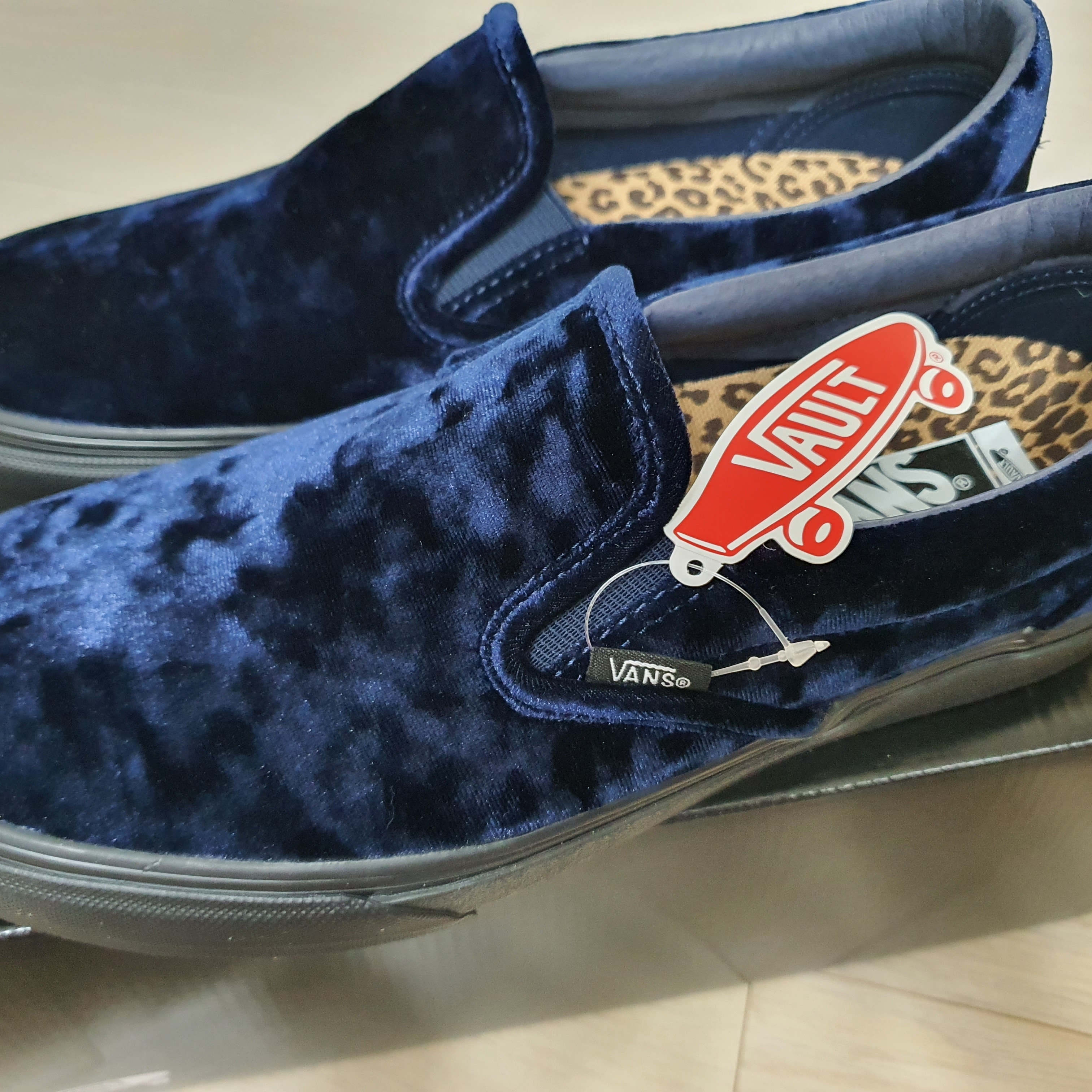Vans Vault x Noon Goons Classic Slip-On LX Blue Velvet 착용 스타일 - 2