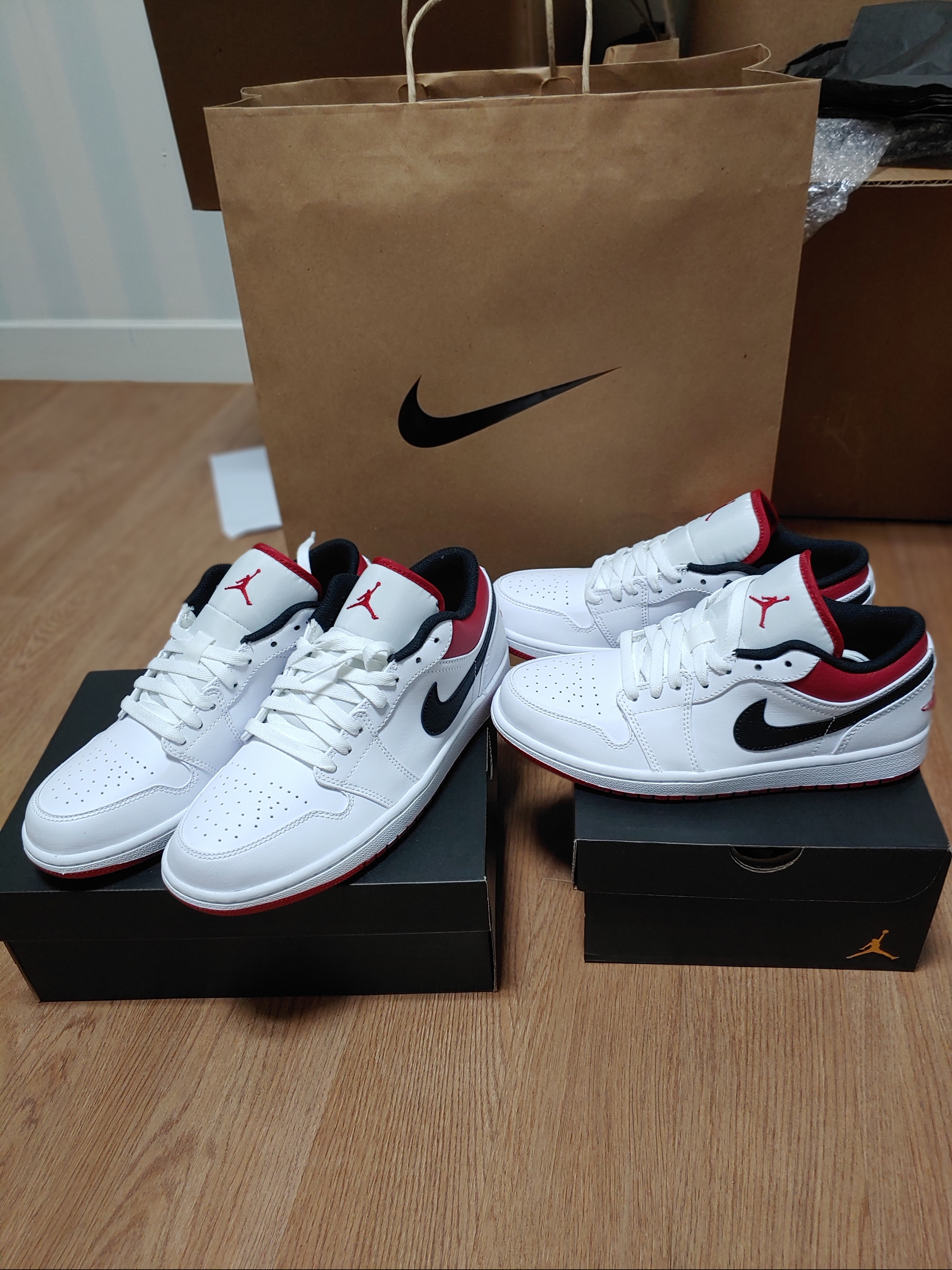 Jordan 1 Low White Red Black 착용 스타일 - 2