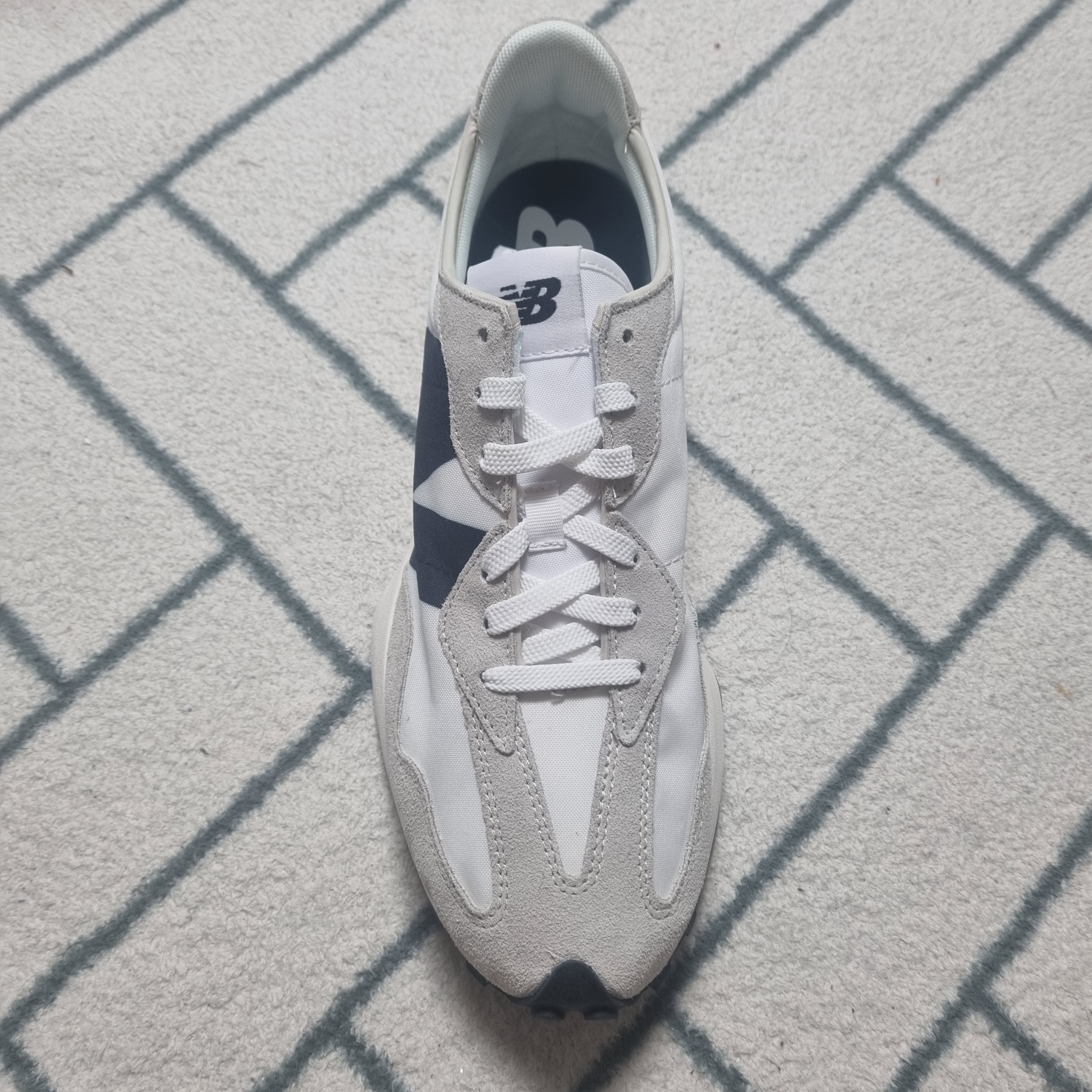 New Balance 327 White Black 착용 스타일 - 1