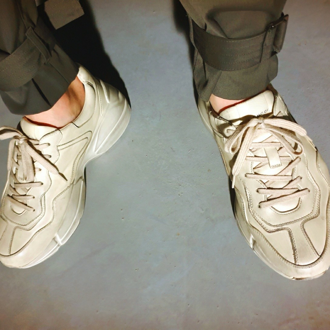 Gucci Rhyton Leather Sneakers Distressed Ivory 착용 스타일 - 4