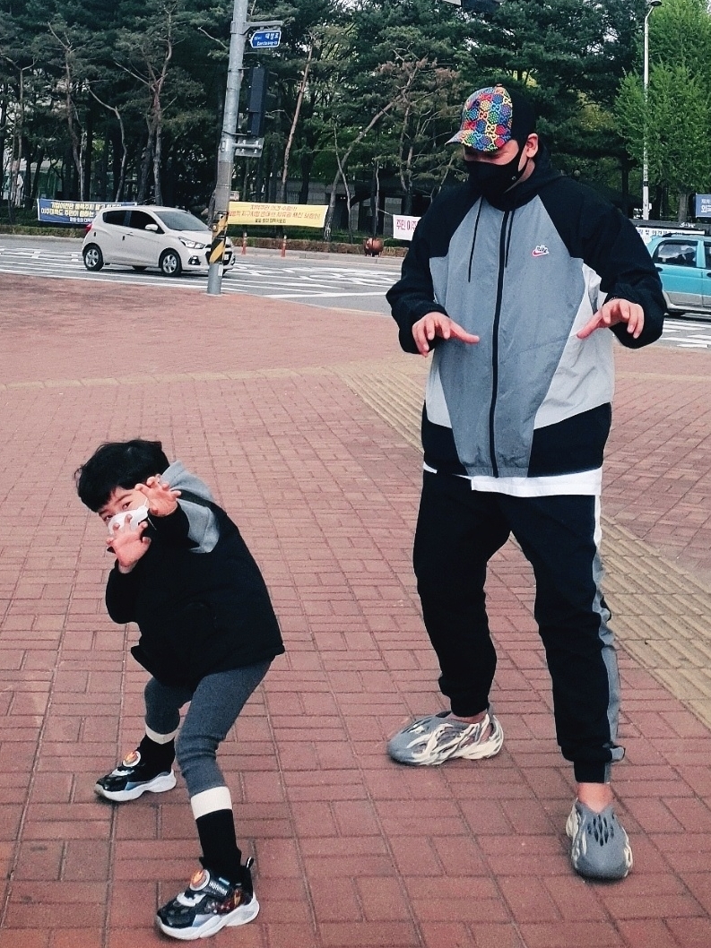 Adidas Yeezy Foam RNNR MXT Moon Gray 착용 스타일 - 2