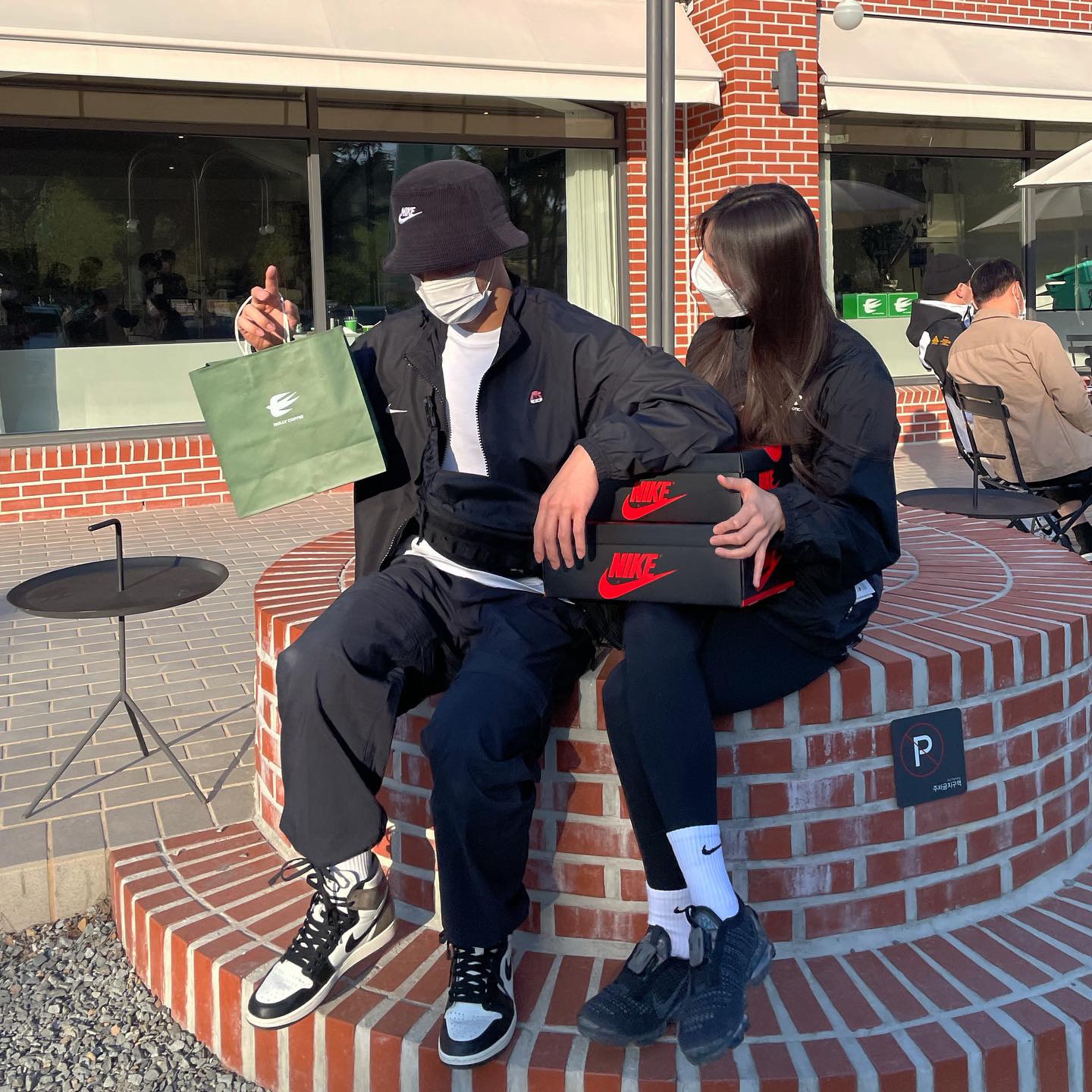 Nike x Skepta M NRG Track Jacket Black, Jordan 1 Retro High OG Black Mocha 착용 스타일