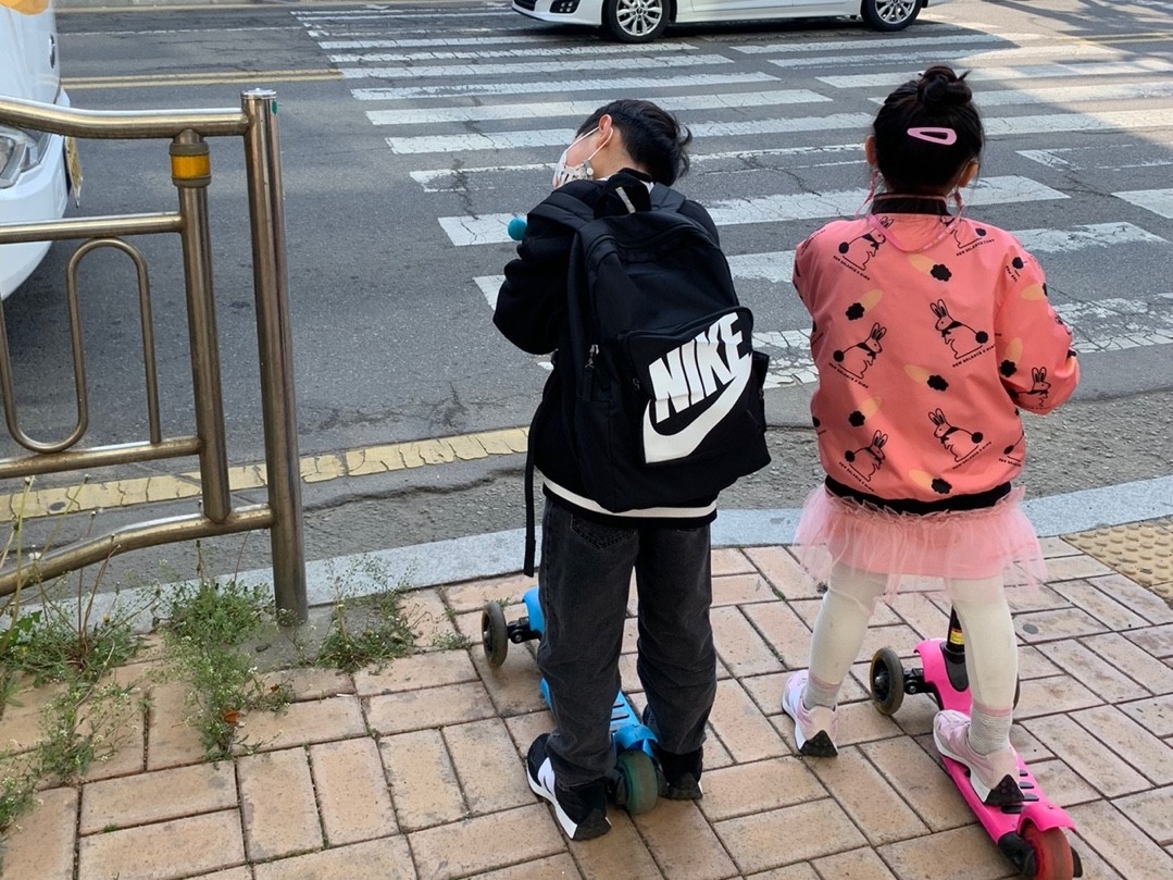New Balance 327 Black, (GS) New Balance 327 Pink - M Standard 착용 스타일