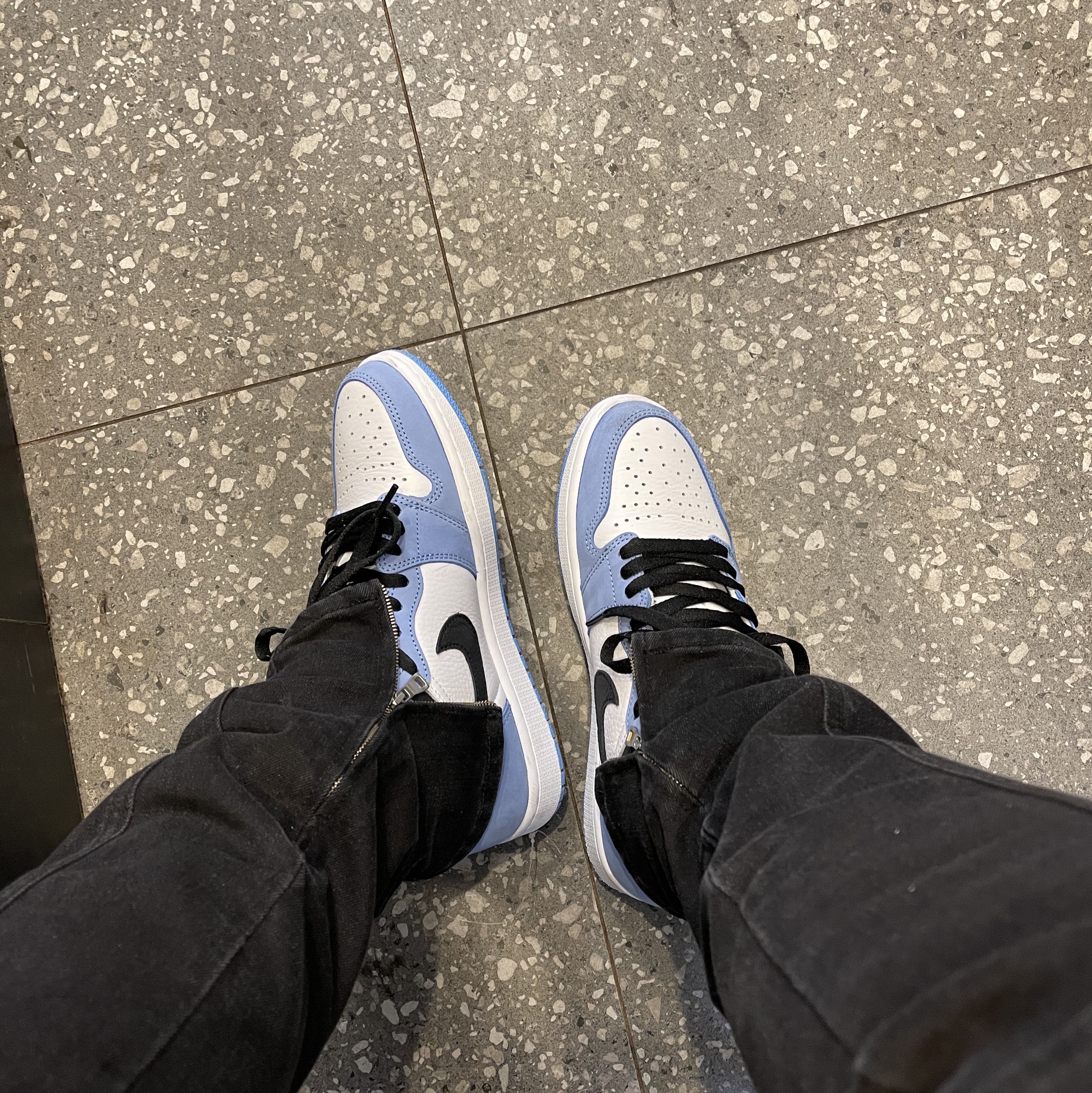Jordan 1 Retro High OG University Blue 착용 스타일 - 2