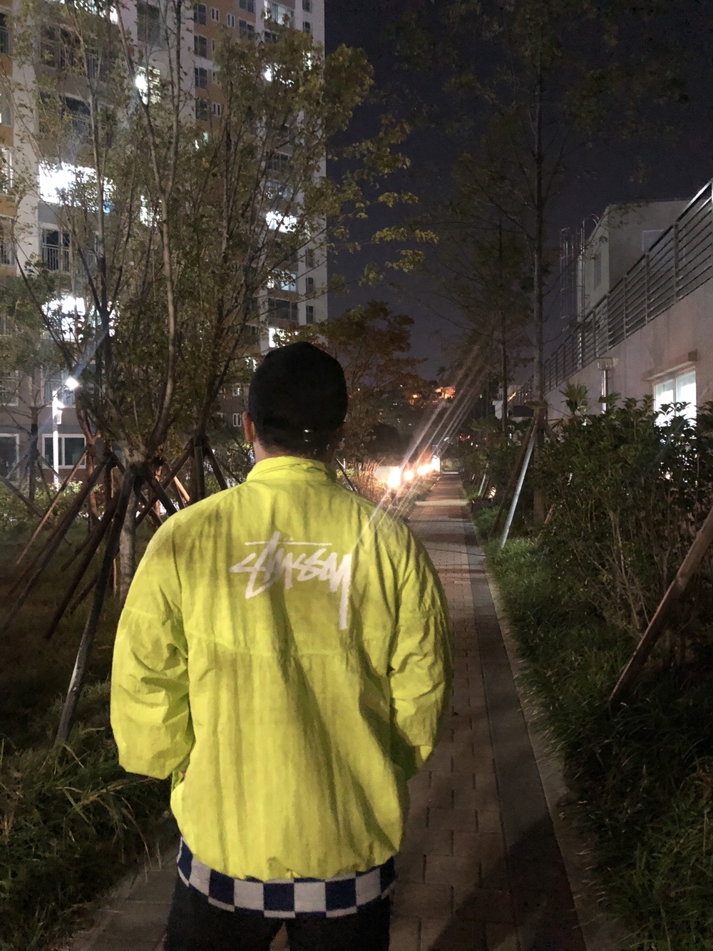 Nike x Stussy Windrunner Jacket Bright Cactus 착용 스타일