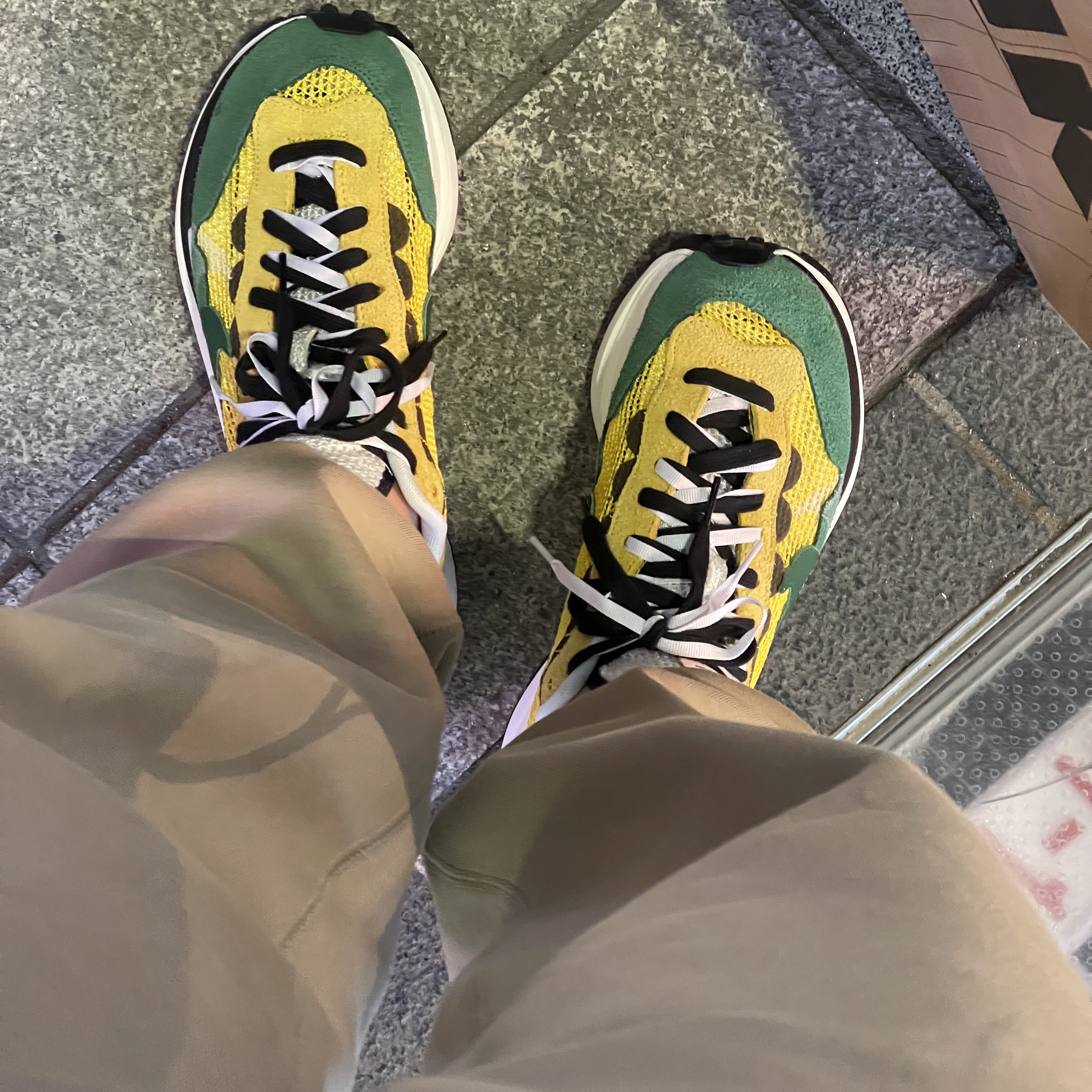 Nike x Sacai VaporWaffle Tour Yellow & Gorge Green Sail 착용 스타일