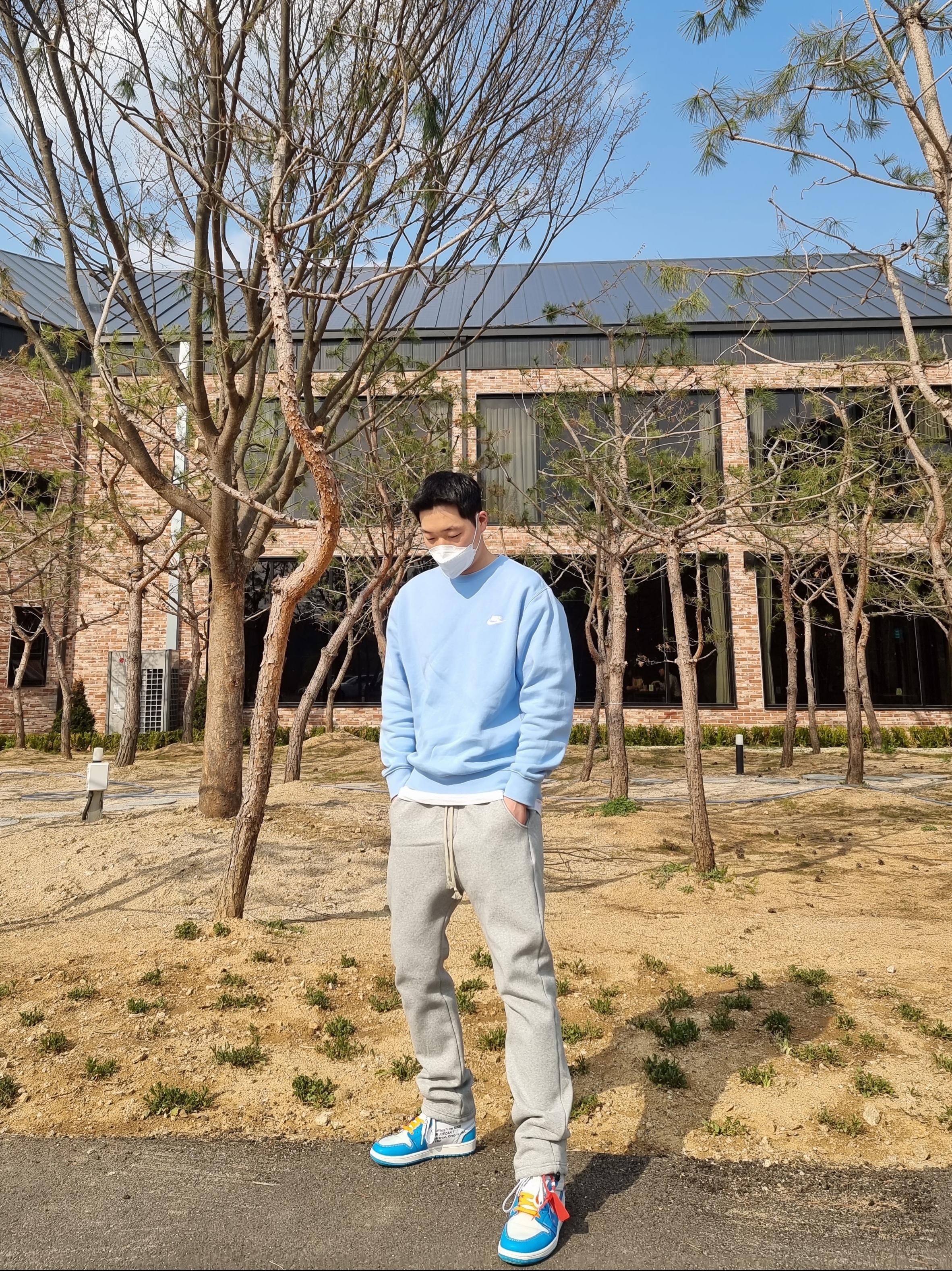 Jordan 1 x Off-White Retro High University Blue, Nike M NRG Sweatpants Grey Heather 착용 스타일 - 1