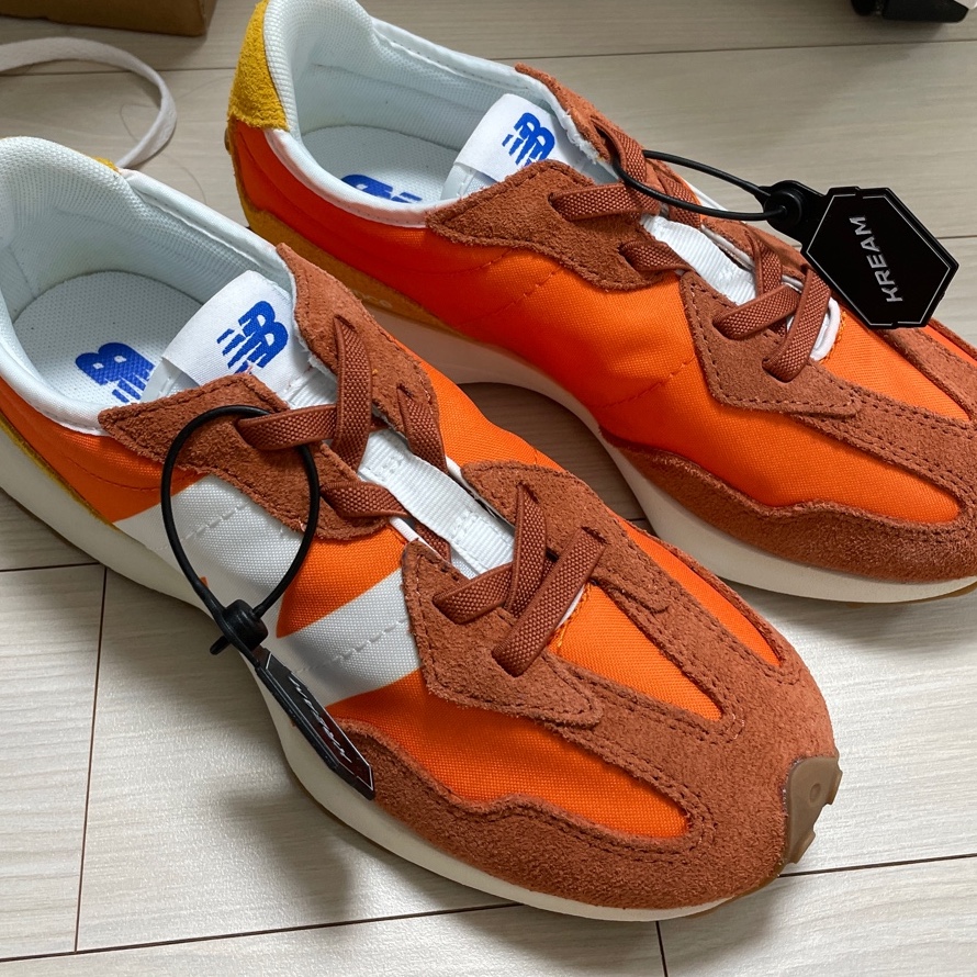 New Balance 327 Orange 착용 스타일