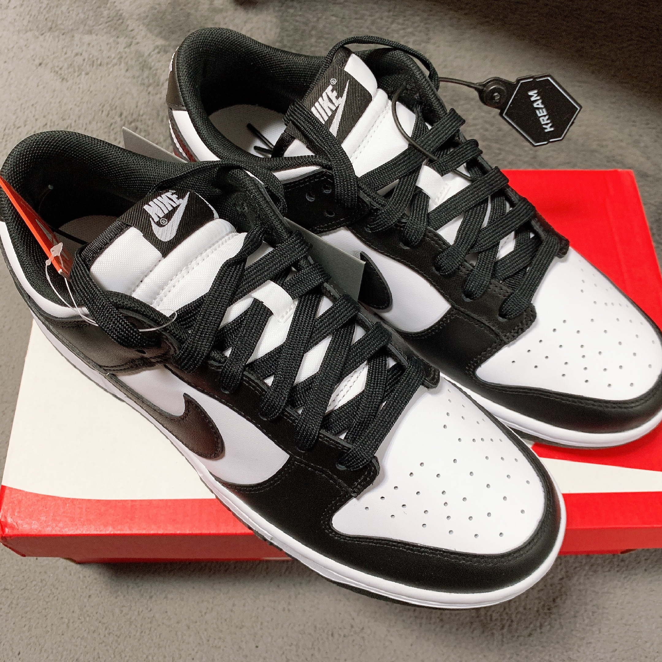 Nike Dunk Low Retro Black, Jordan 1 Retro High OG University Blue 착용 스타일 - 1