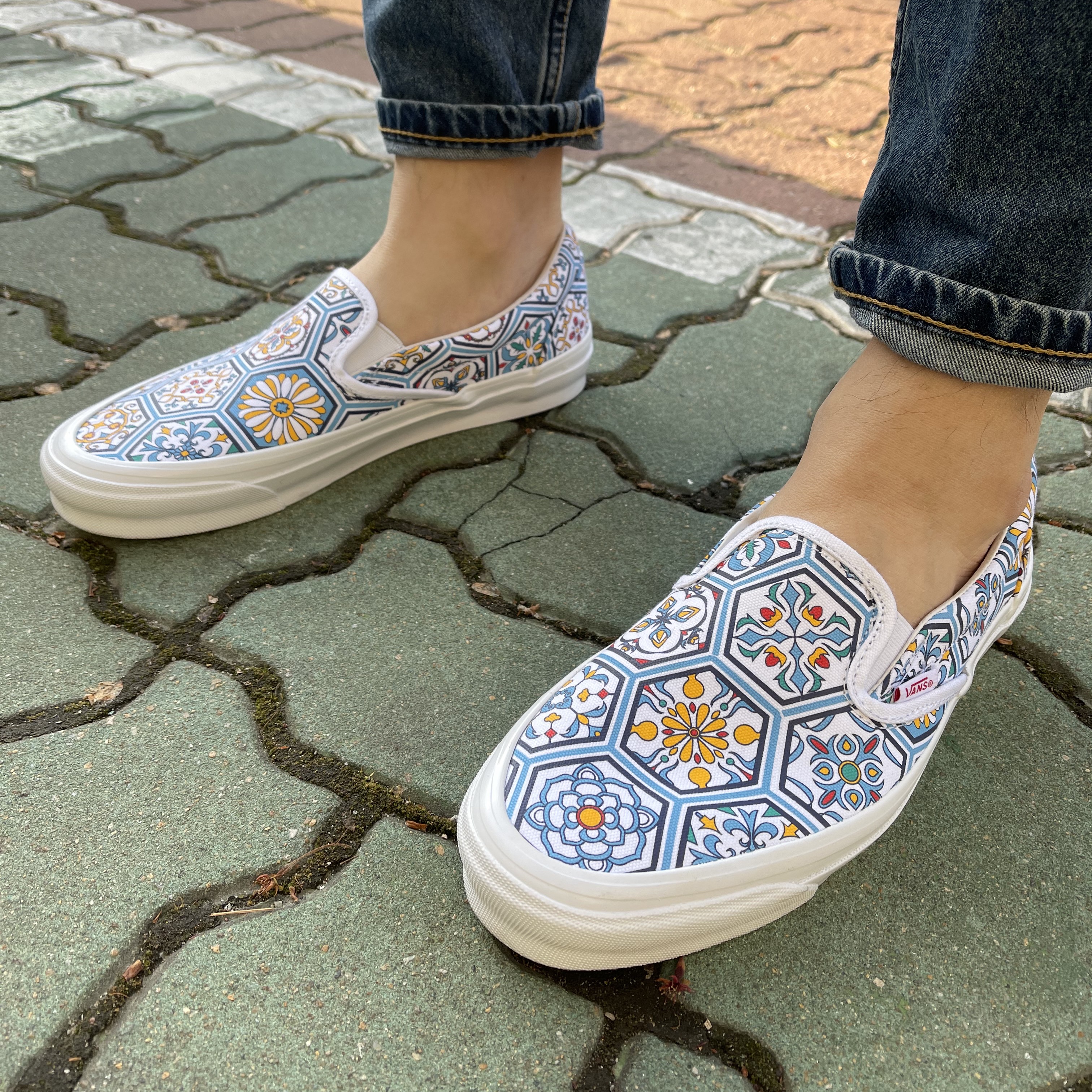 Vans Vault x Kith Classic Slip-On LX Blue Moroccan Pattern 착용 스타일 - 3