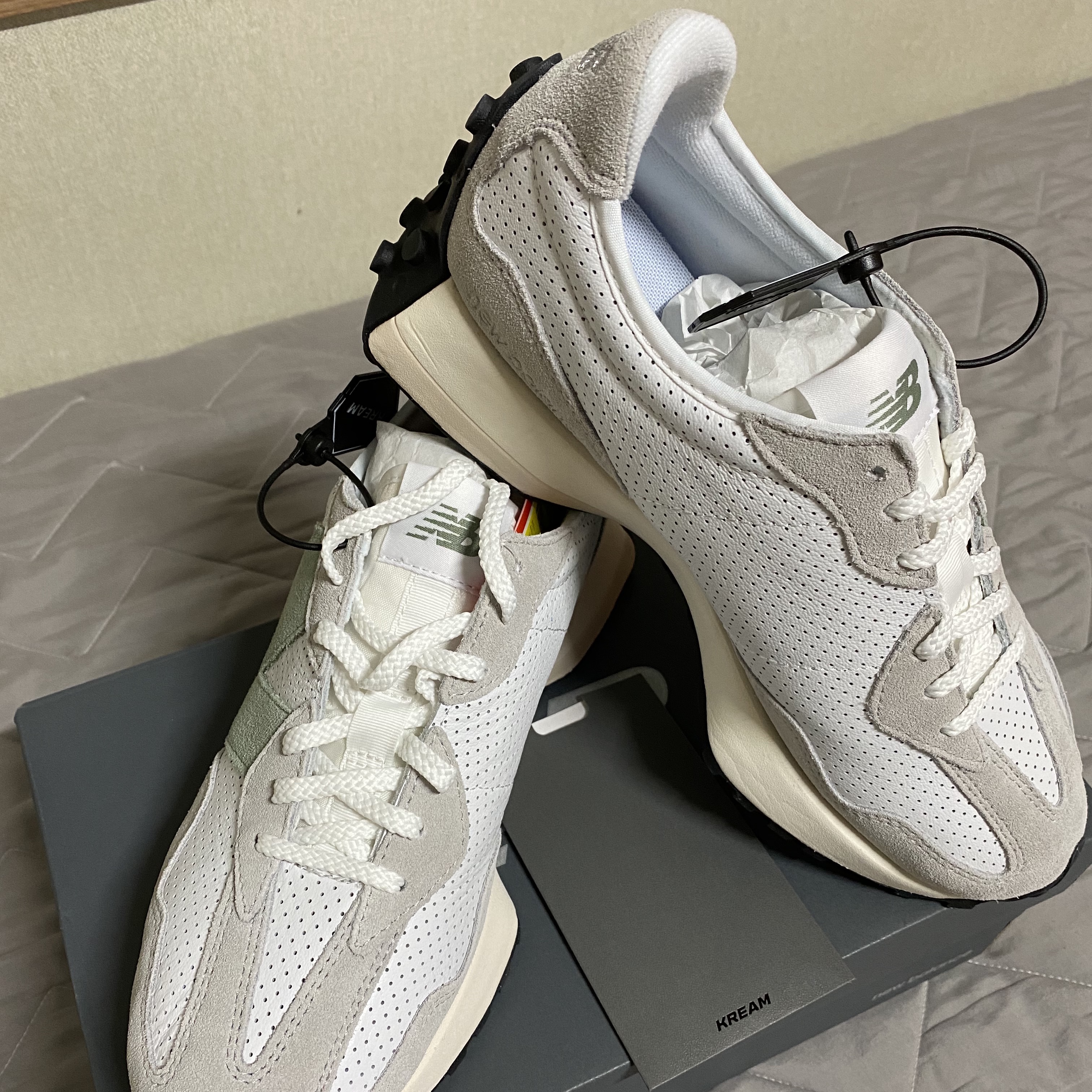 (W) New Balance 327 Grey Green - JD Sports Exclusive 착용 스타일 - 2
