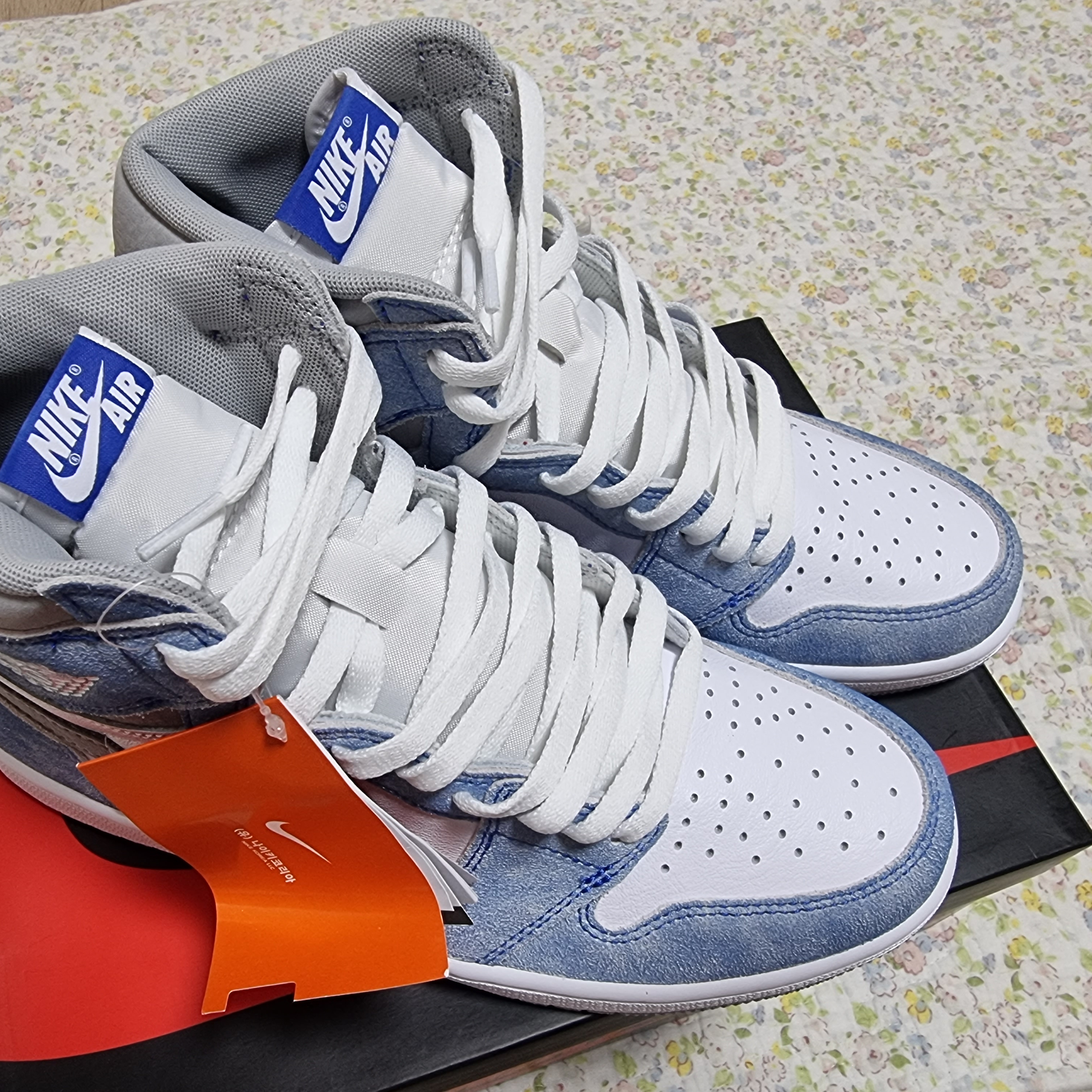 Jordan 1 Retro High OG Hyper Royal 착용 스타일 - 4