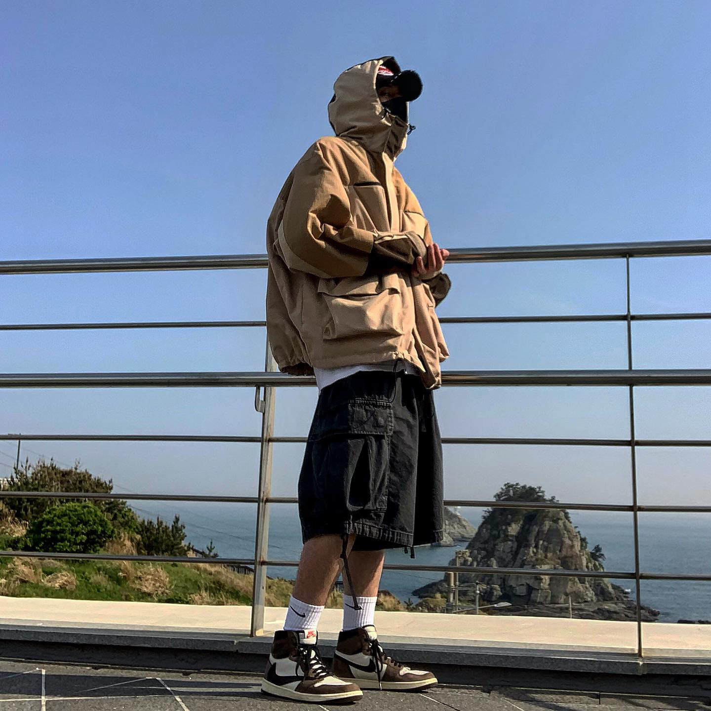 Jordan 1 x Travis Scott Retro High OG SP Mocha 착용 스타일 - 1
