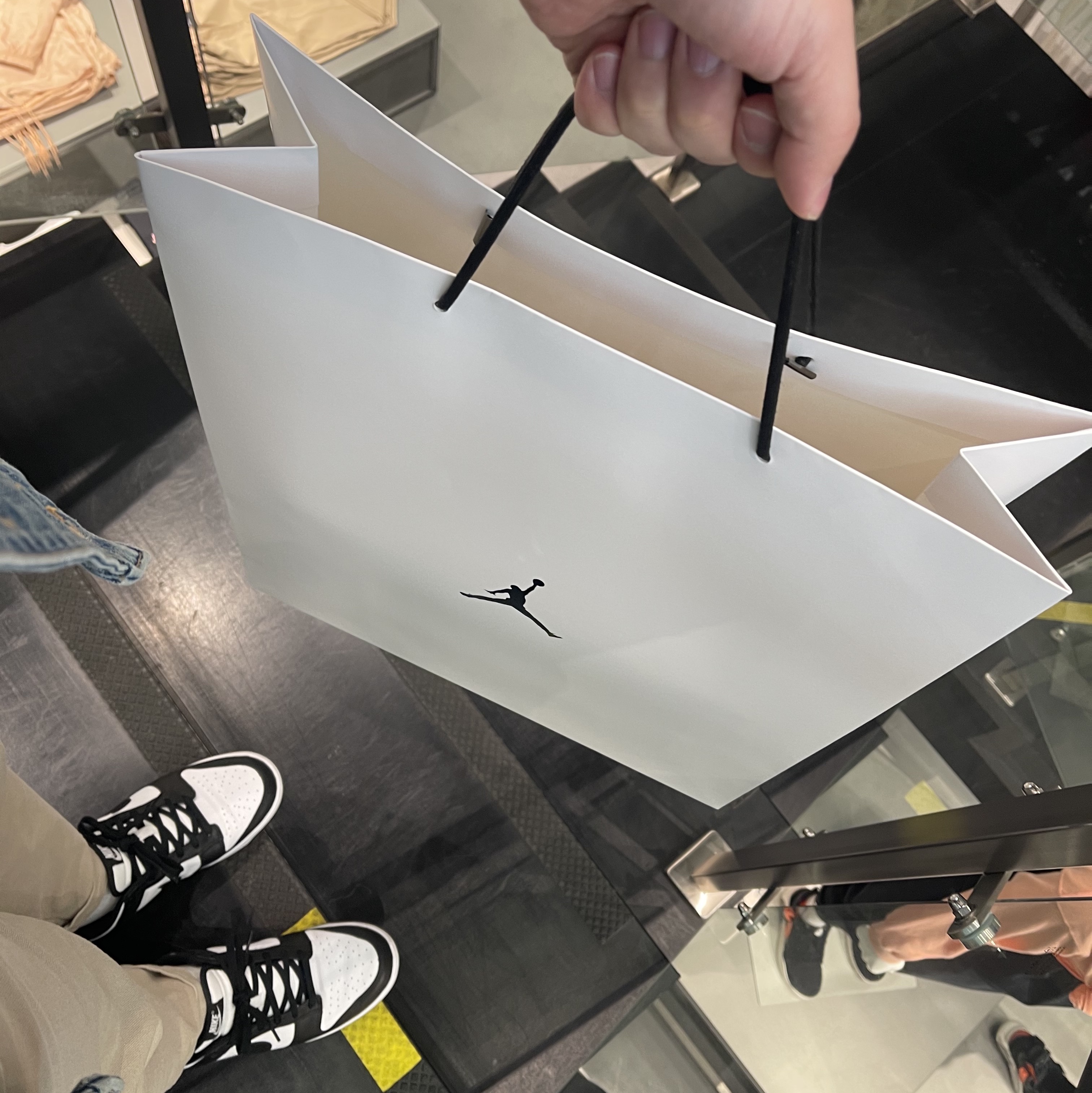 Jordan 1 Retro High OG Hyper Royal, Nike Dunk Low Retro Black 착용 스타일