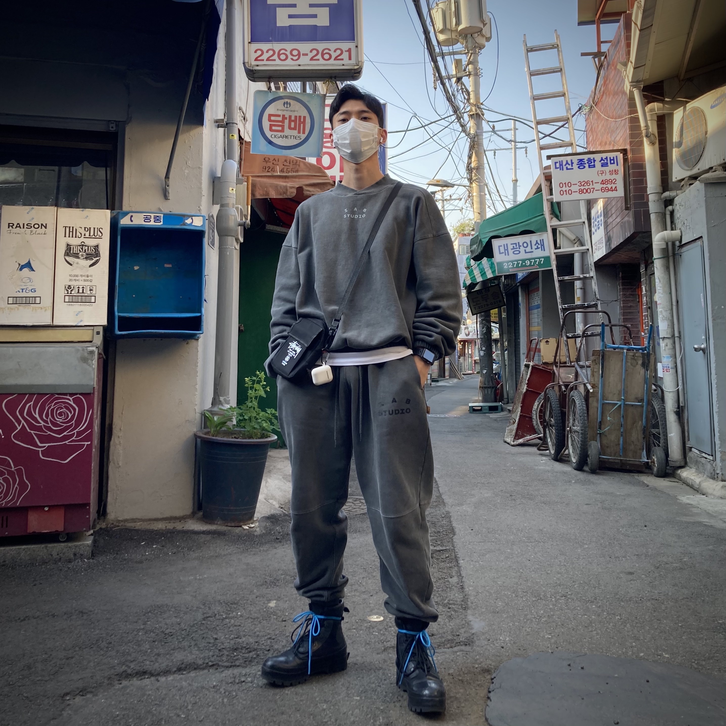 IAB Studio Pigment Crewneck Black, IAB Studio Blocked Pigment Sweatpants Black 착용 스타일 - 1