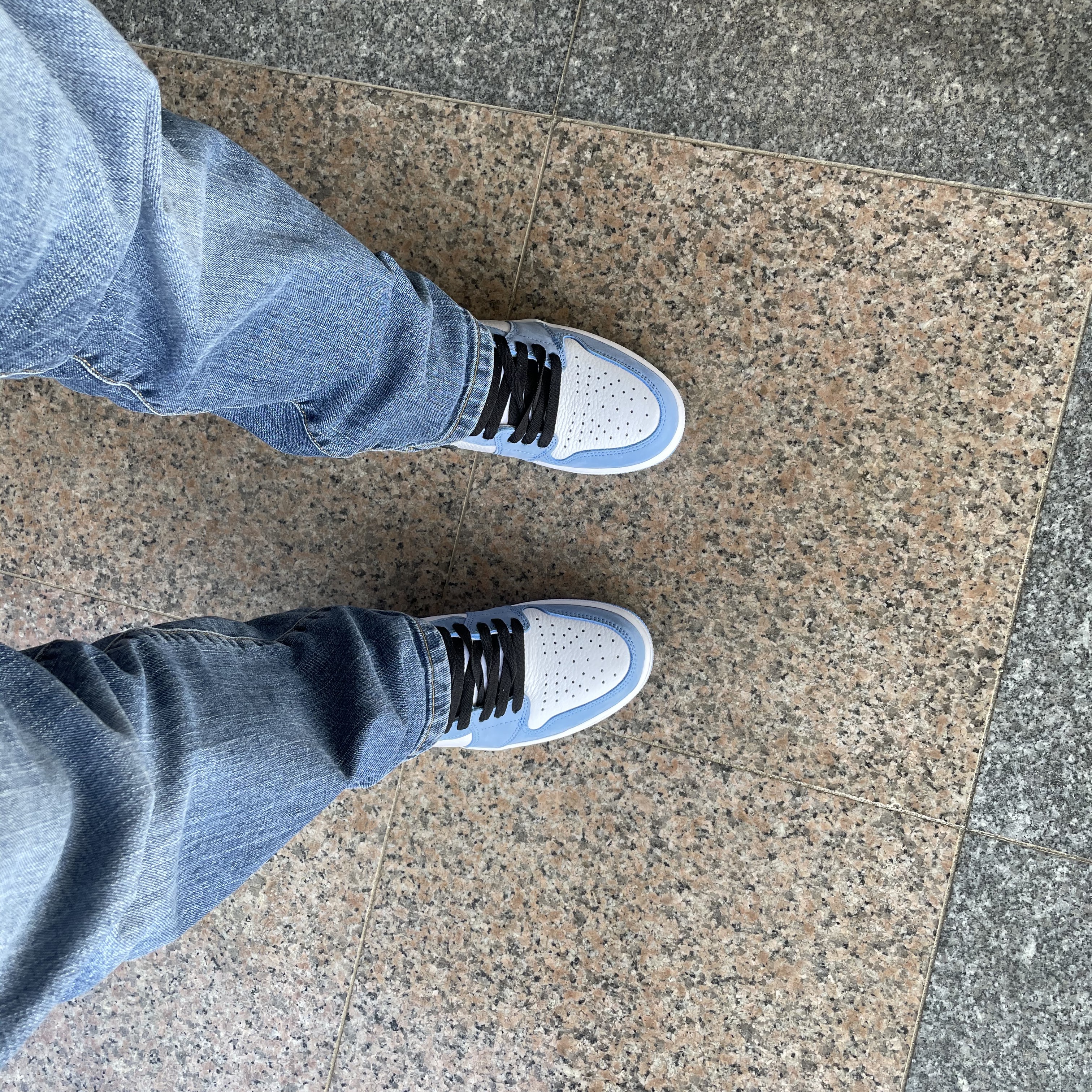Jordan 1 Retro High OG University Blue 착용 스타일 - 2